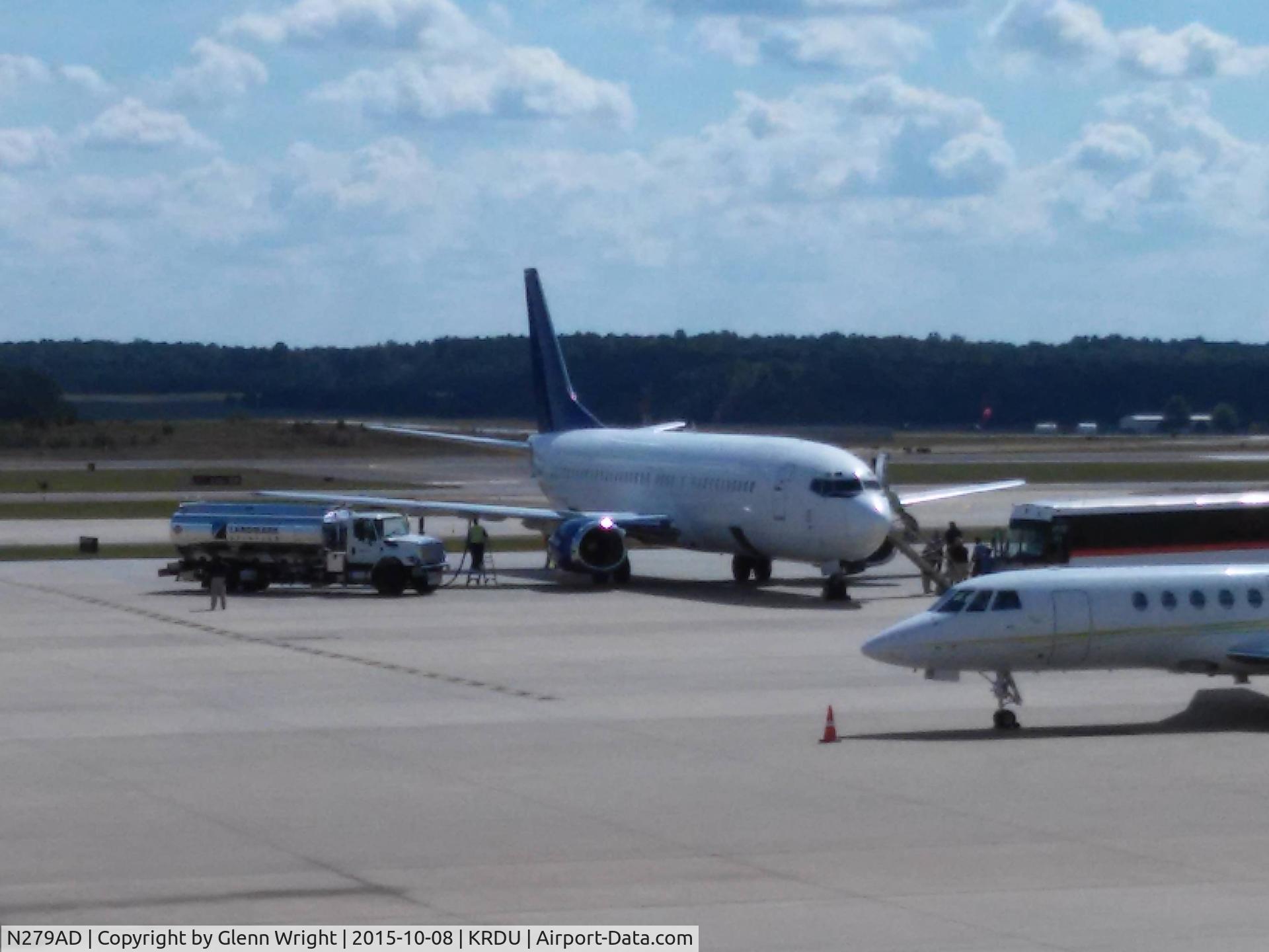 N279AD, 1992 Boeing 737-4Q8 C/N 26279, JPATS prisoner transport flight operated by US Marshall's Service loading in RDU