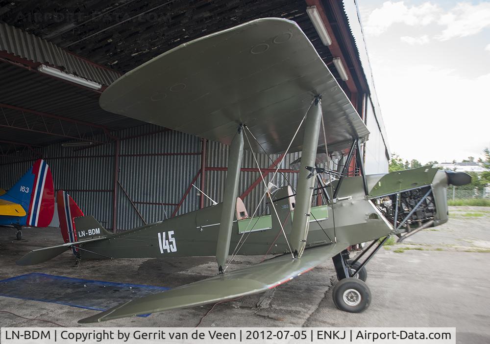LN-BDM, De Havilland DH-82A Tiger Moth II C/N 85294, getting some fresh air...