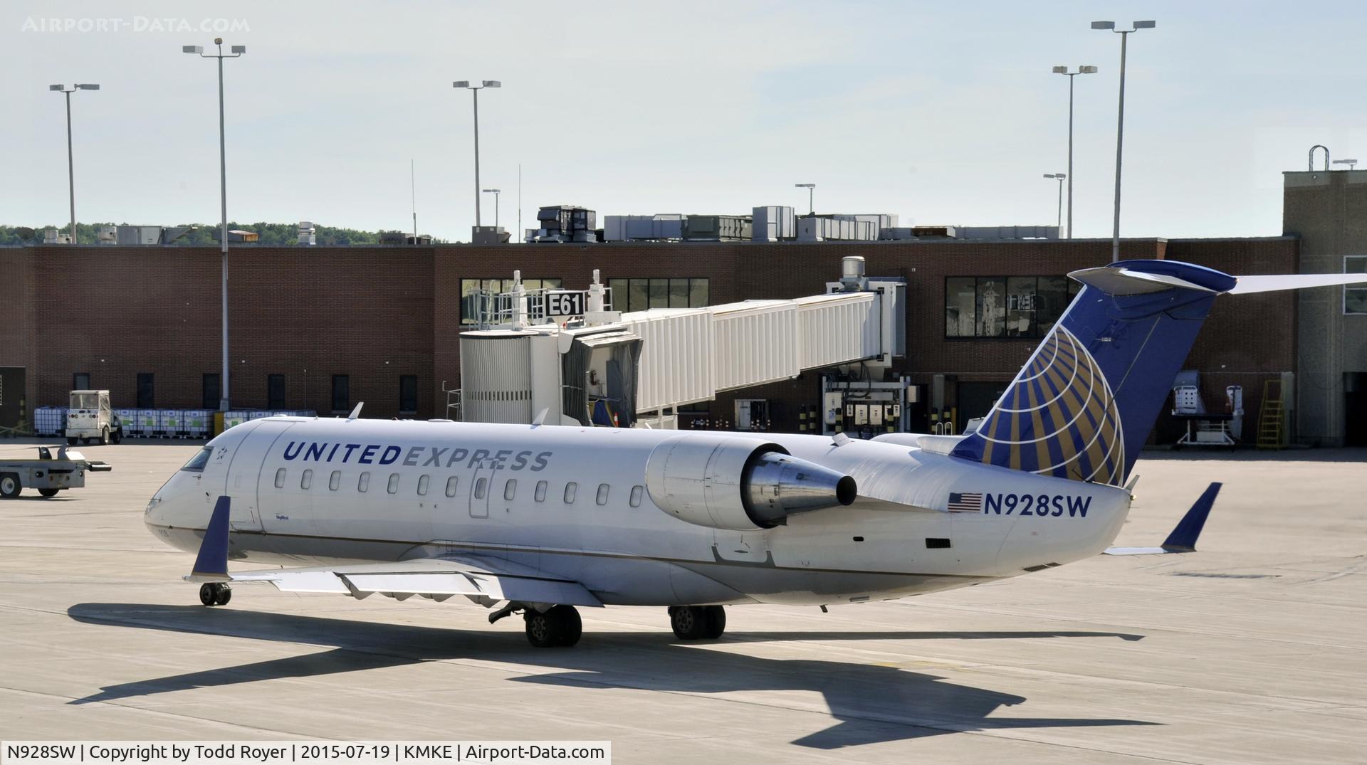 N928SW, 2002 Bombardier CRJ-200LR (CL-600-2B19) C/N 7701, Taxiing to gate at MKE