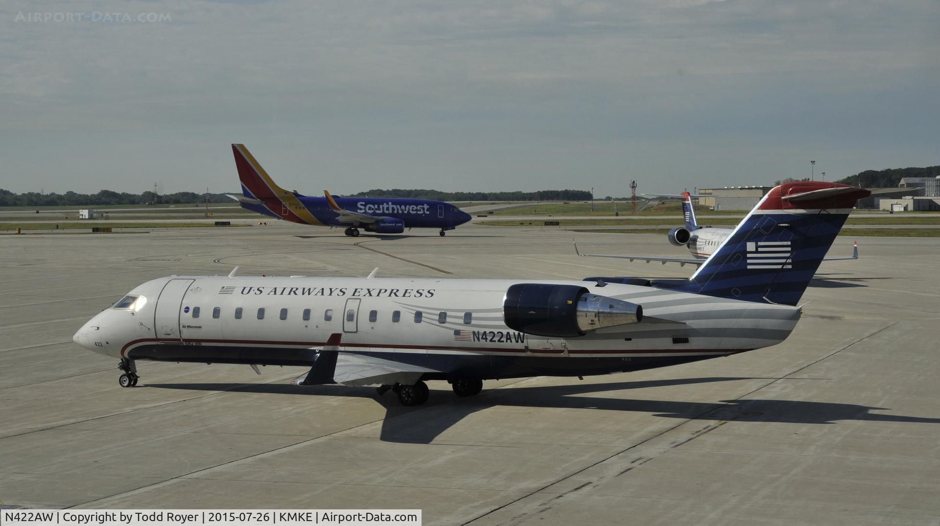 N422AW, 1999 Canadair CRJ-200ER (CL-600-2B19) C/N 7341, Taxiing to gate at MKE
