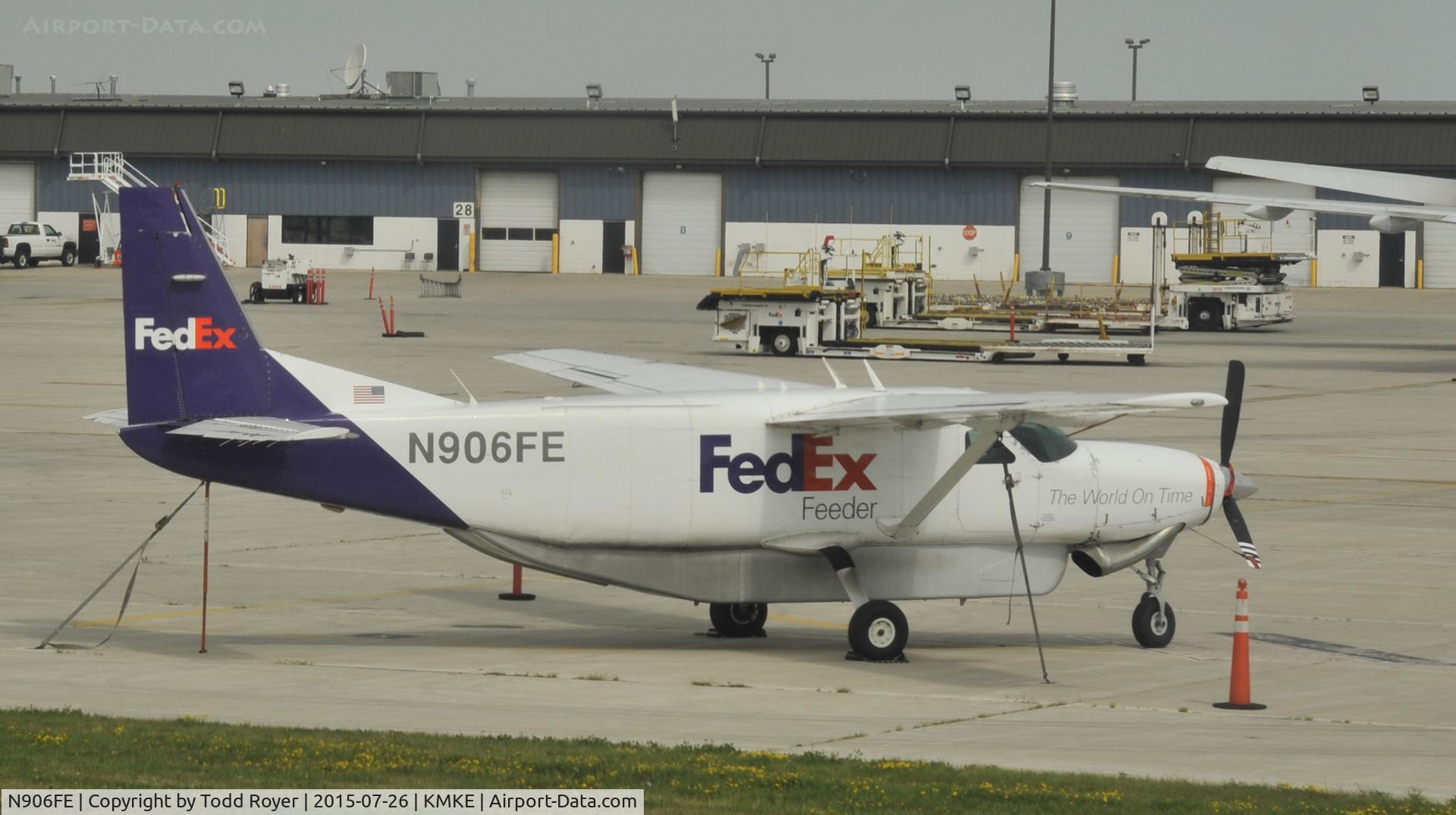N906FE, 1986 Cessna 208B C/N 208B-0006, Waiting for cargo at MKE