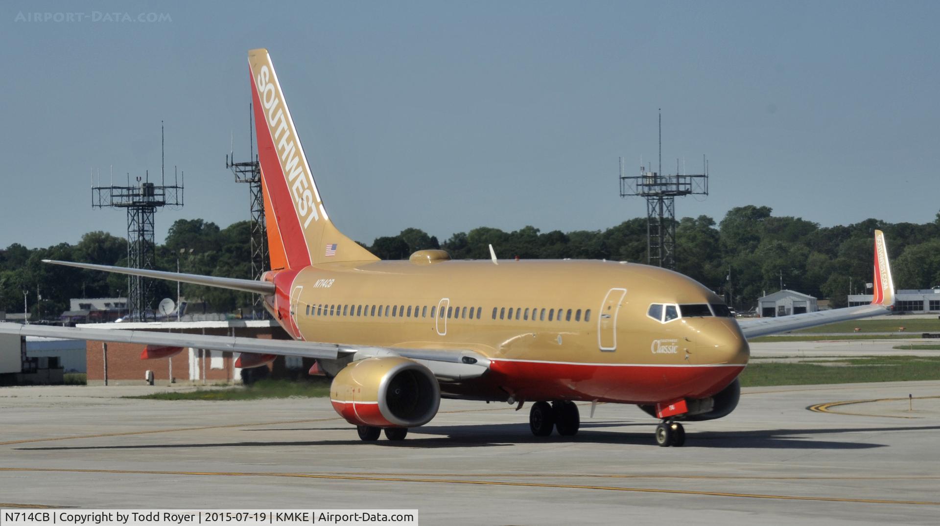 N714CB, 1998 Boeing 737-7H4 C/N 27848, Taxiing at MKE