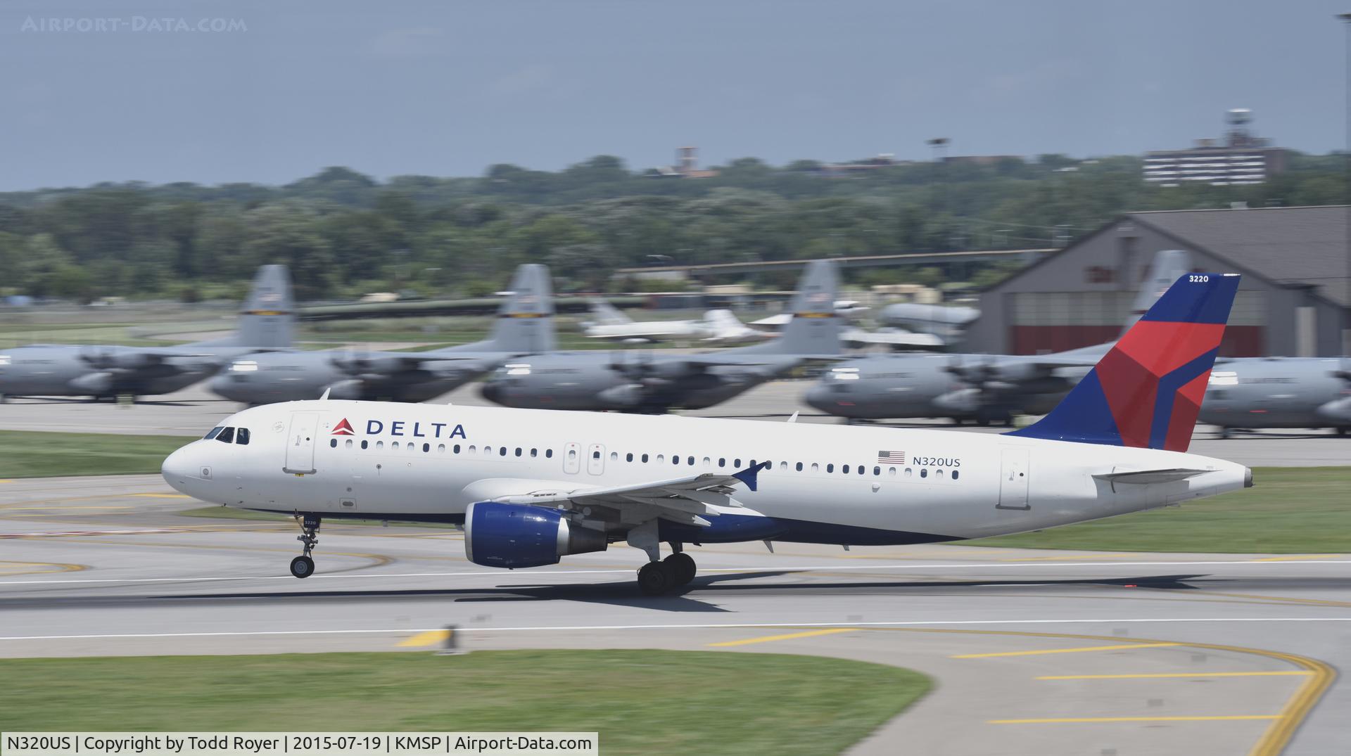 N320US, 1991 Airbus A320-211 C/N 213, Departing MSP