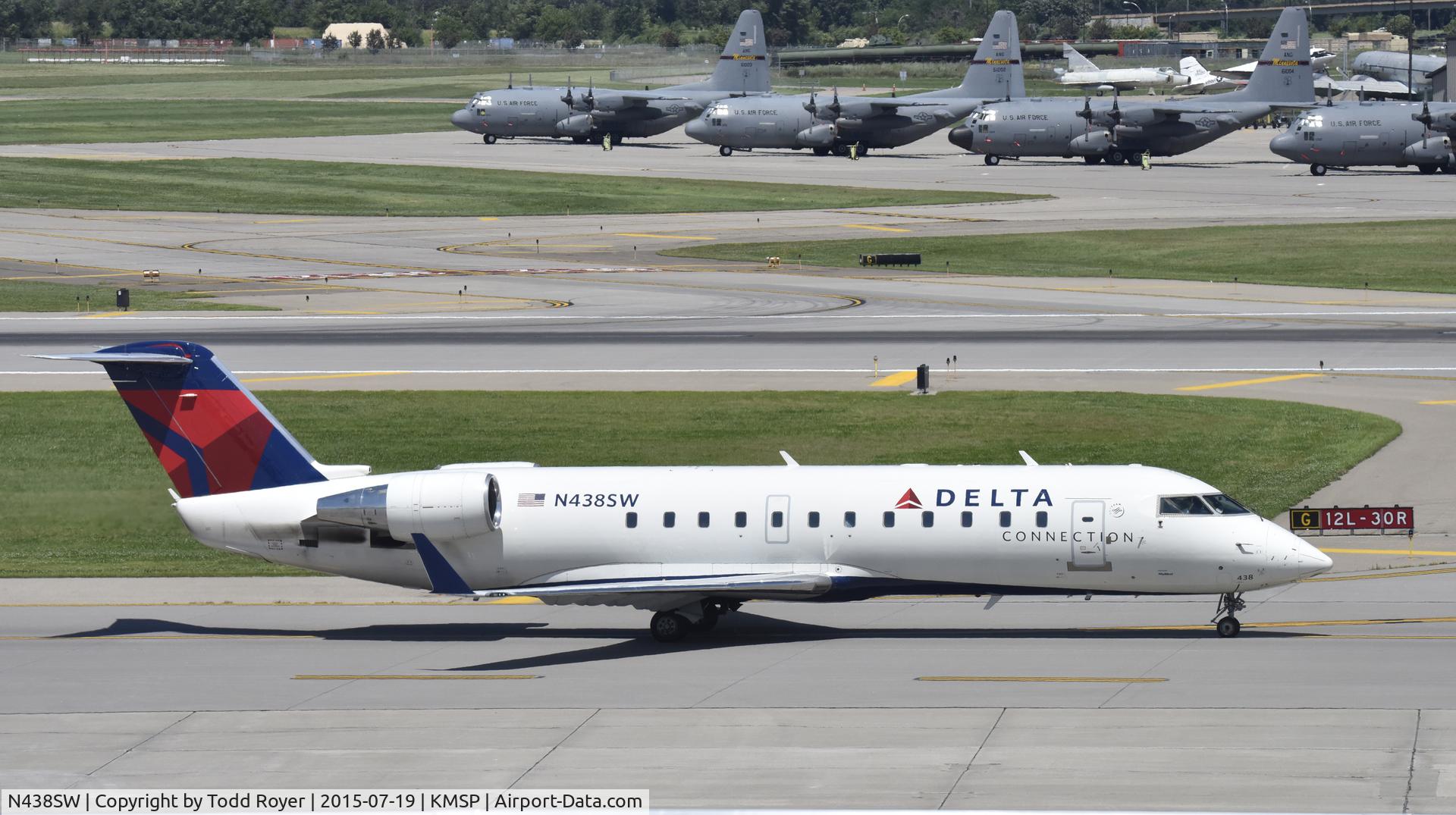 N438SW, 2001 Bombardier CRJ-200LR (CL-600-2B19) C/N 7574, Taxiing at MSP