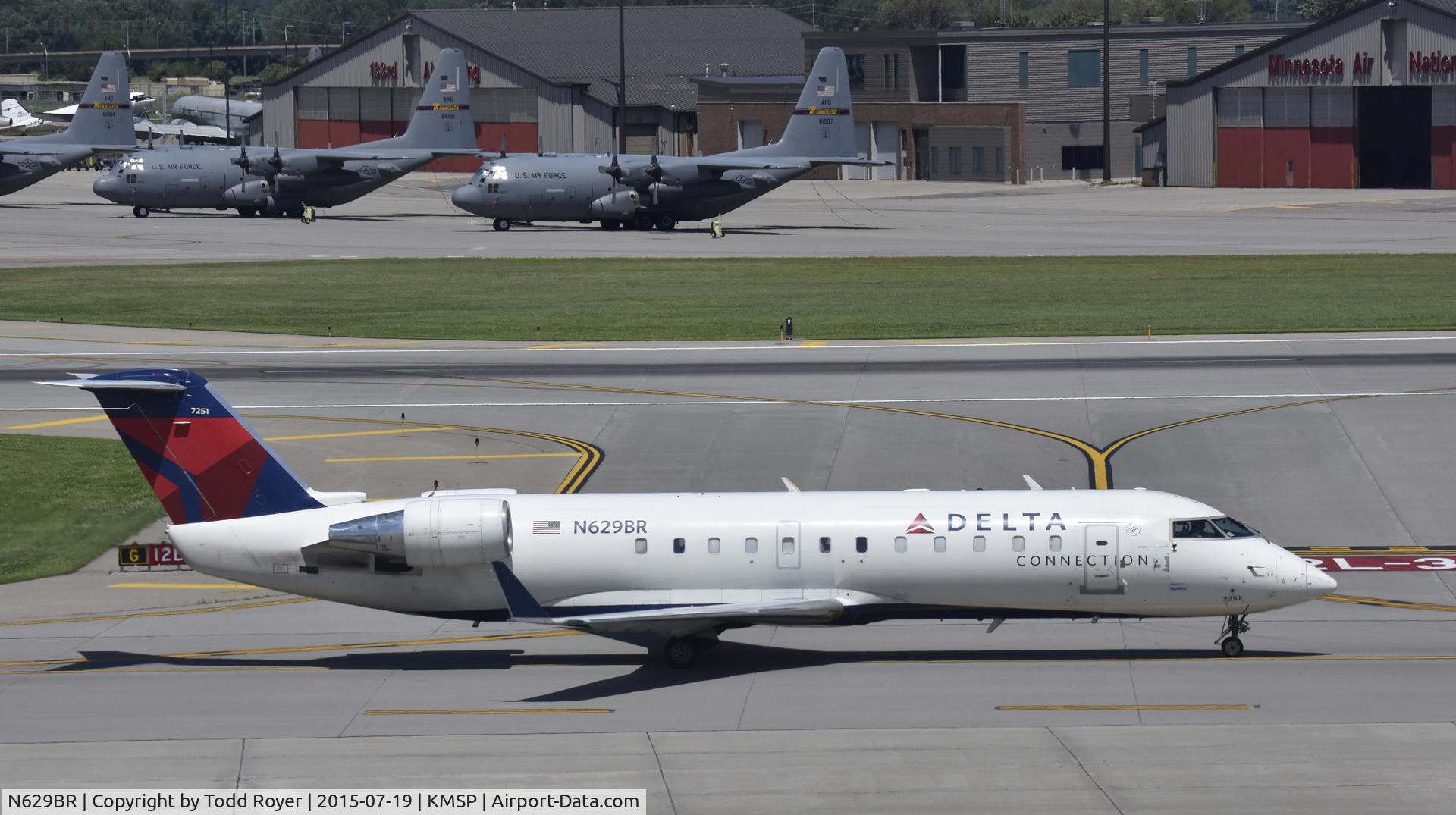 N629BR, 1998 Bombardier CRJ-200ER (CL-600-2B19) C/N 7251, taxiing at MSP