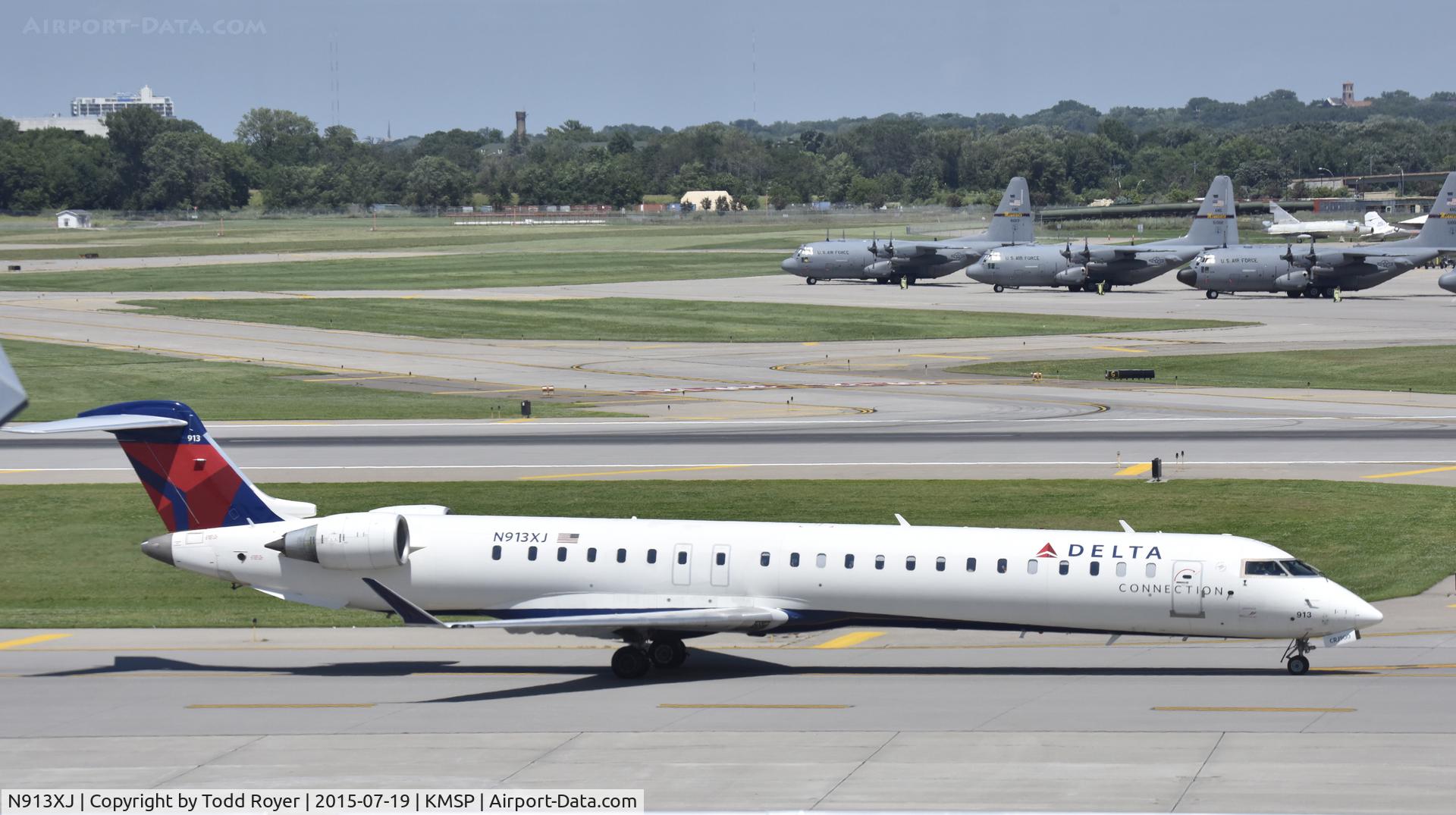 N913XJ, 2007 Bombardier CRJ-900ER (CL-600-2D24) C/N 15148, Taxiing at MSP