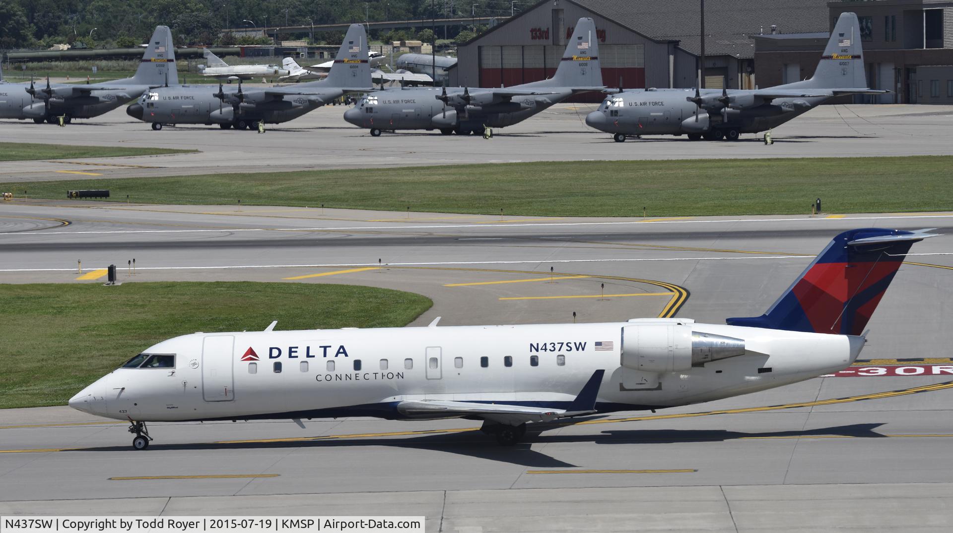 N437SW, 2001 Bombardier CRJ-200LR (CL-600-2B19) C/N 7564, Taxiing at MSP