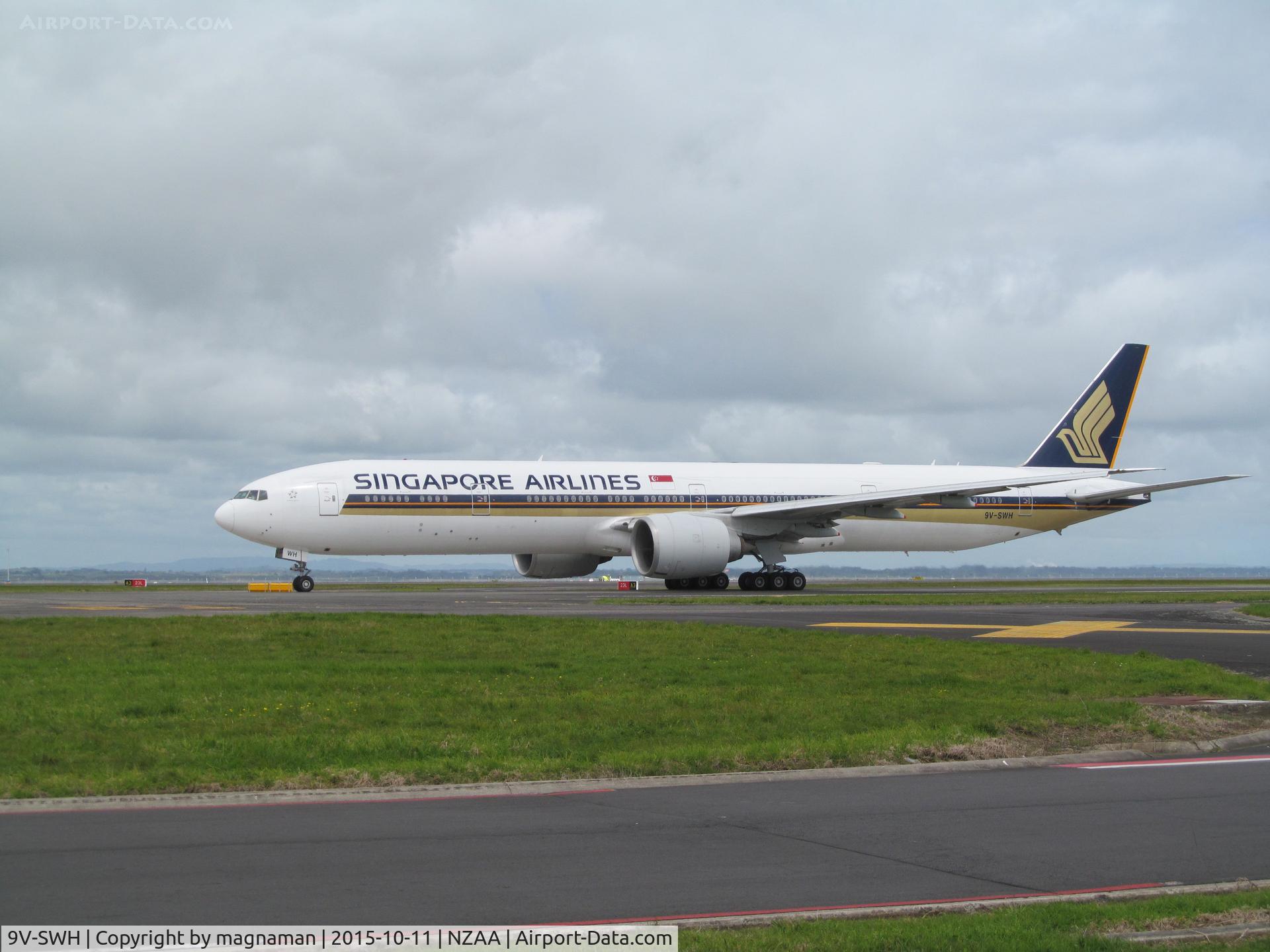 9V-SWH, 2007 Boeing 777-312/ER C/N 34573, taxying out for departure