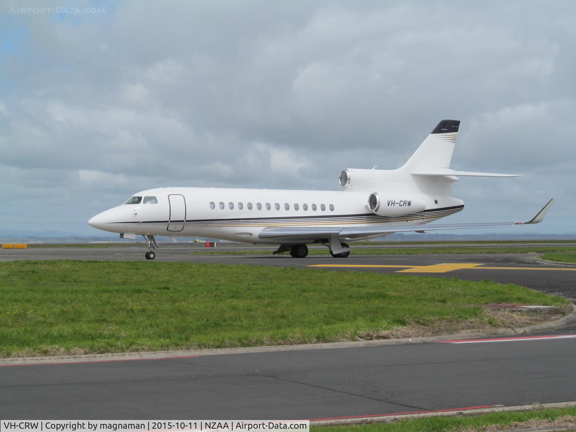 VH-CRW, 2013 Dassault Falcon 7X C/N 217, taxying out