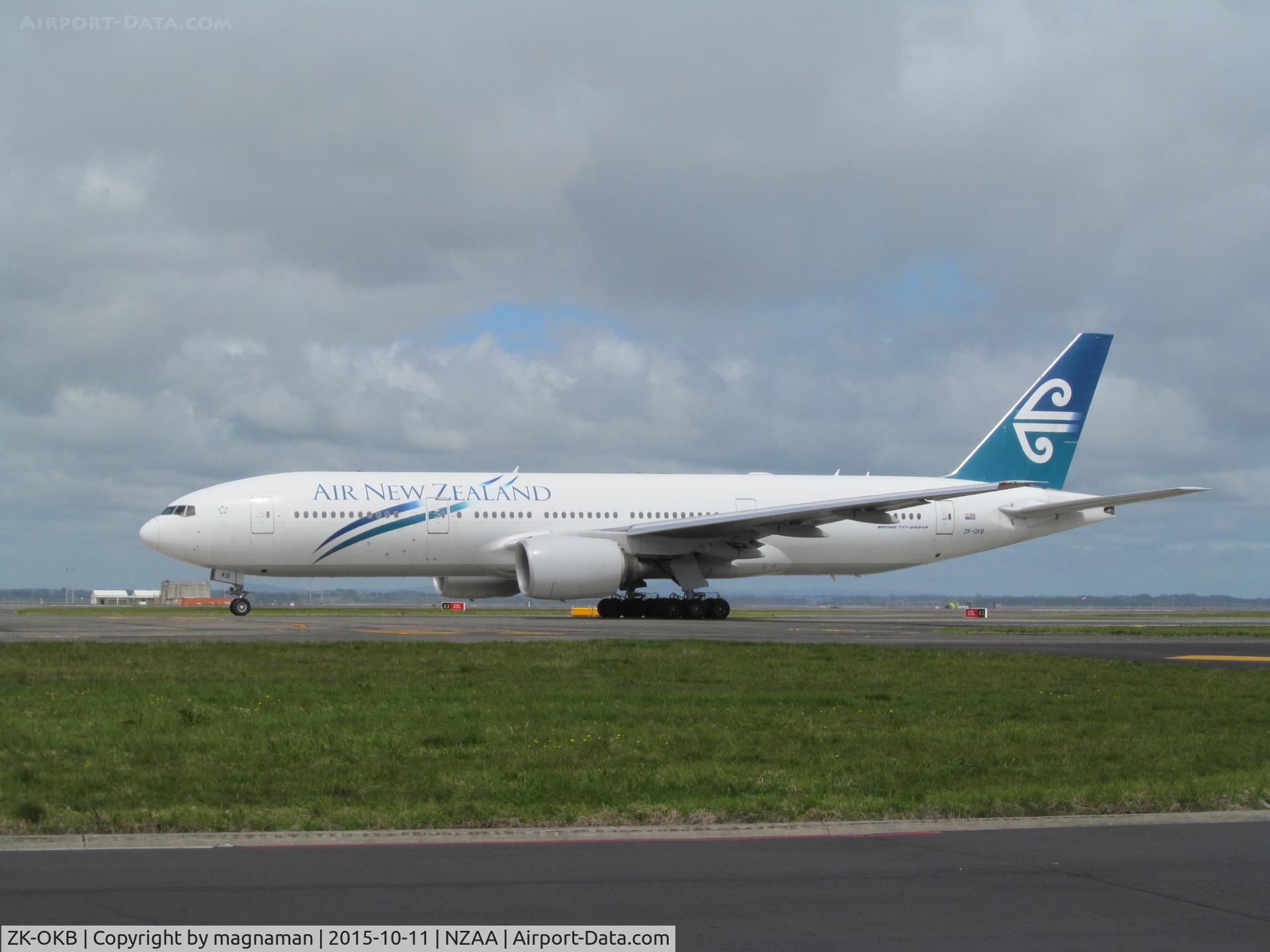 ZK-OKB, 2005 Boeing 777-219/ER C/N 34376, leaving AKL