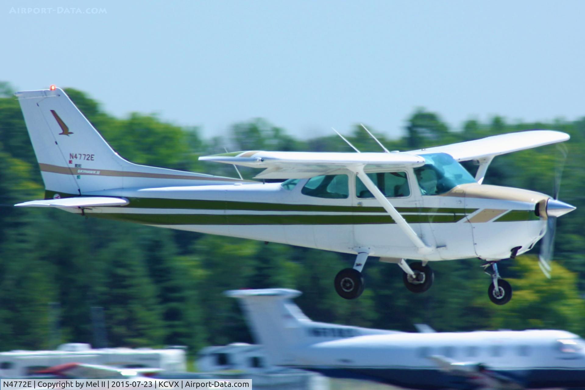 N4772E, 1978 Cessna 172N C/N 17271637, Landing RWY 27
