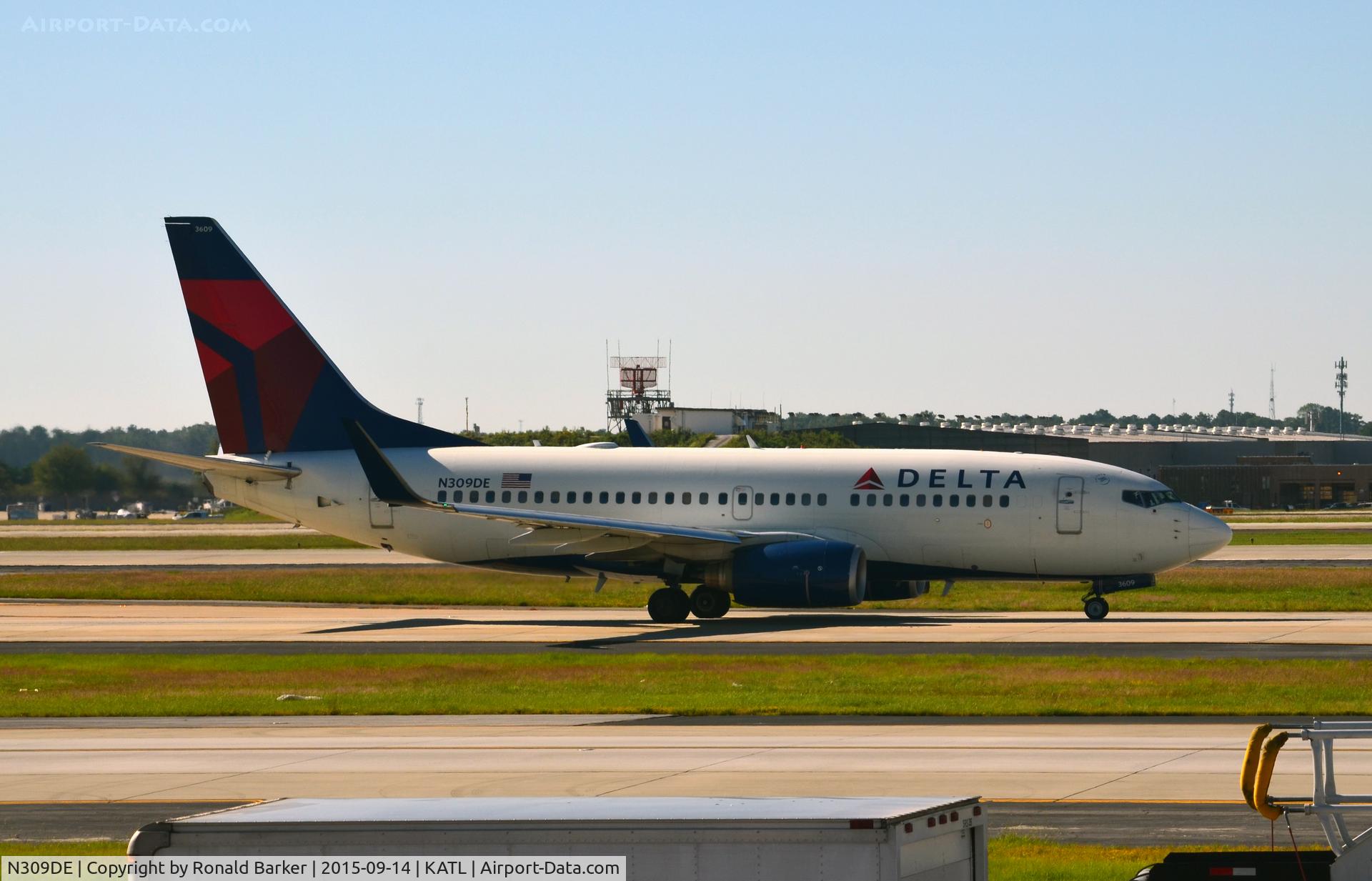 N309DE, 2009 Boeing 737-732 C/N 29634, Taxi Atlanta