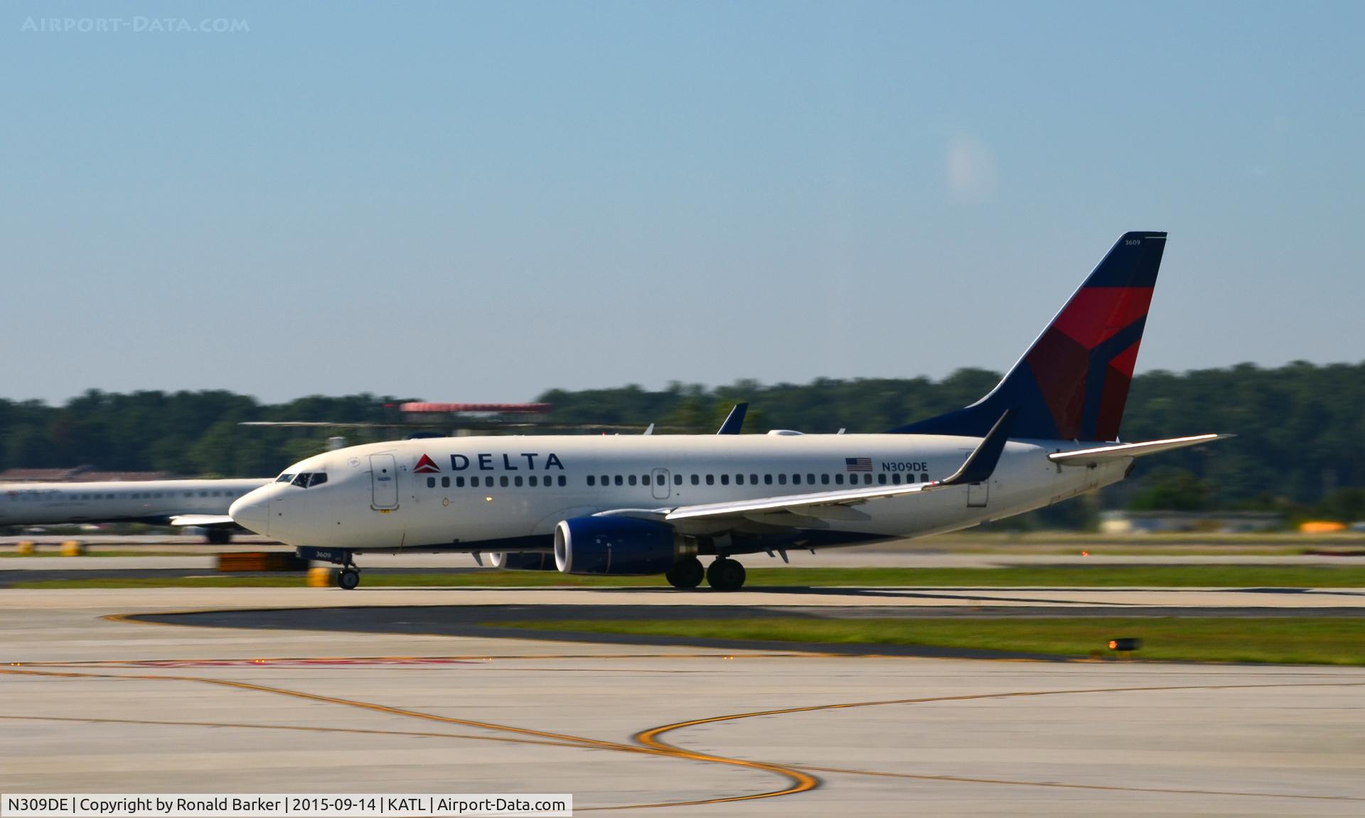 N309DE, 2009 Boeing 737-732 C/N 29634, Takeoff Atlanta