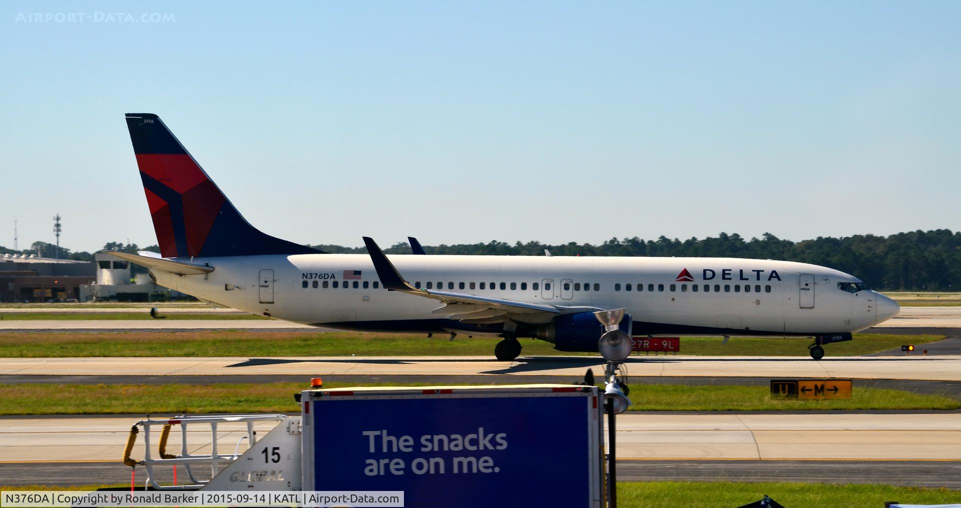 N376DA, 1999 Boeing 737-832 C/N 29624, Taxi Atlanta