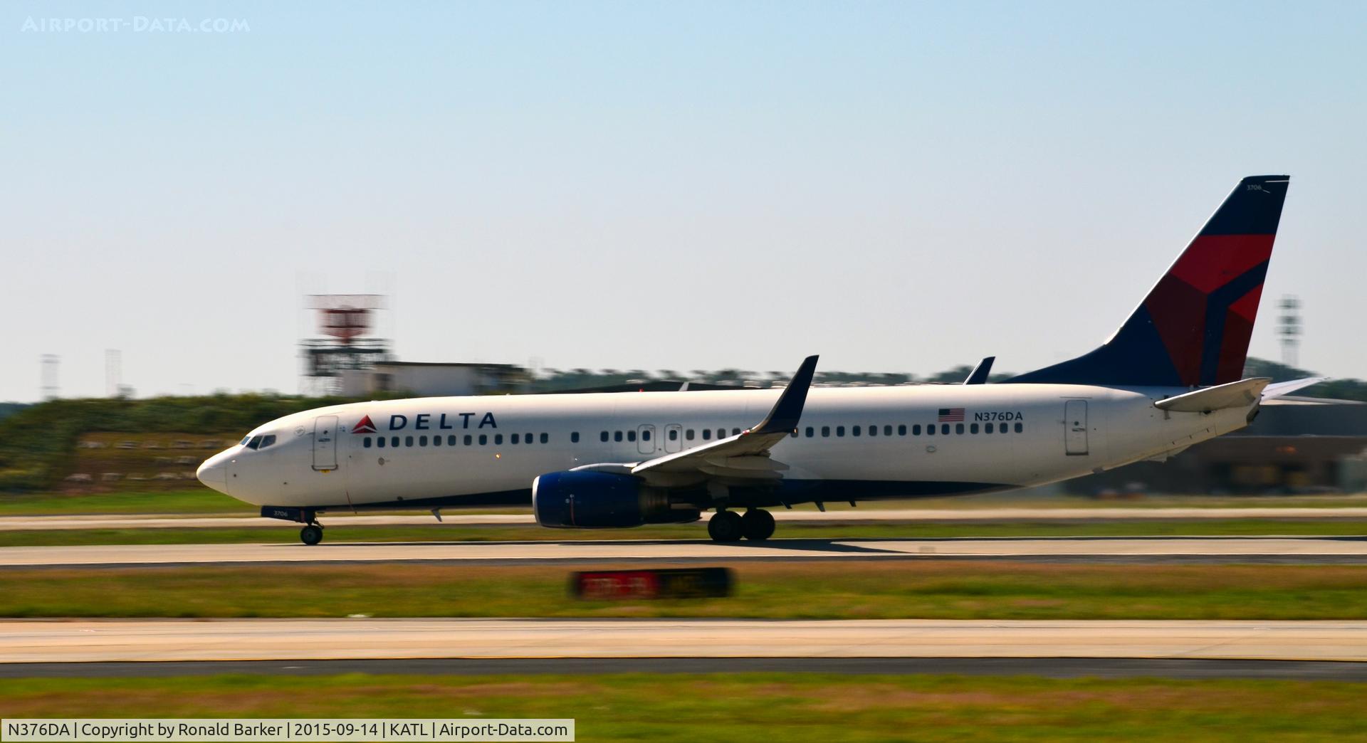 N376DA, 1999 Boeing 737-832 C/N 29624, Takeoff Atlanta
