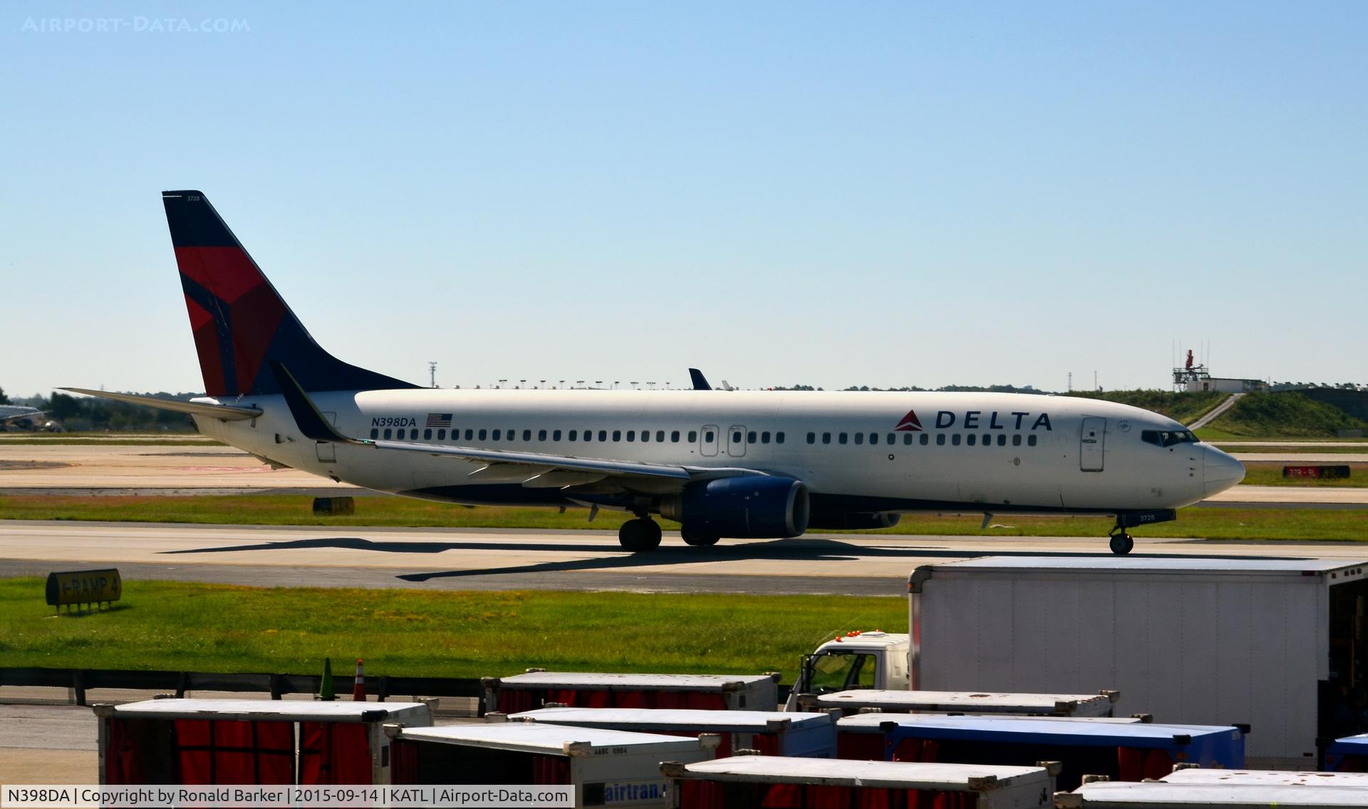 N398DA, 2000 Boeing 737-832 C/N 30774, Taxi Atlanta