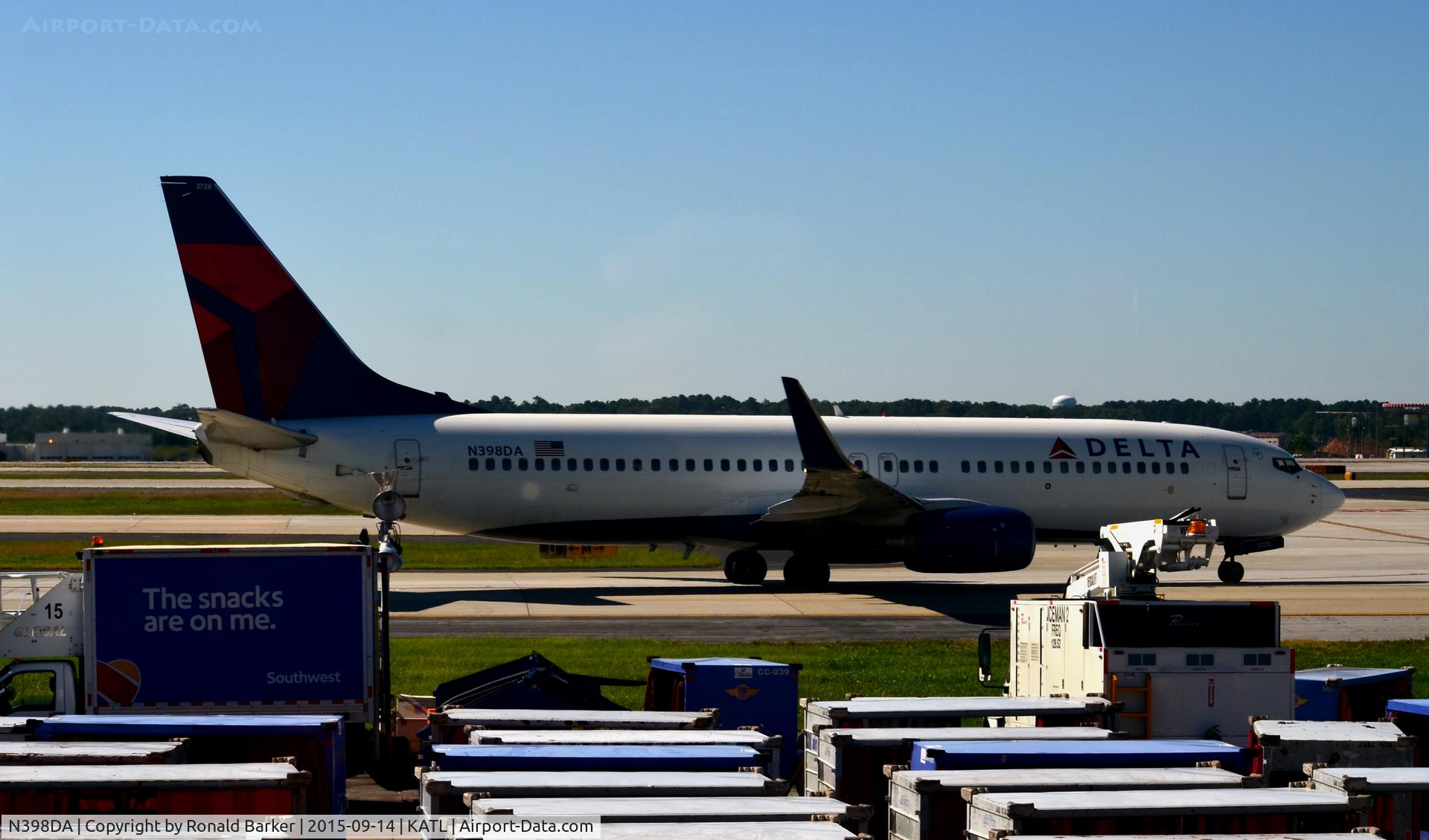 N398DA, 2000 Boeing 737-832 C/N 30774, Taxi Atlanta