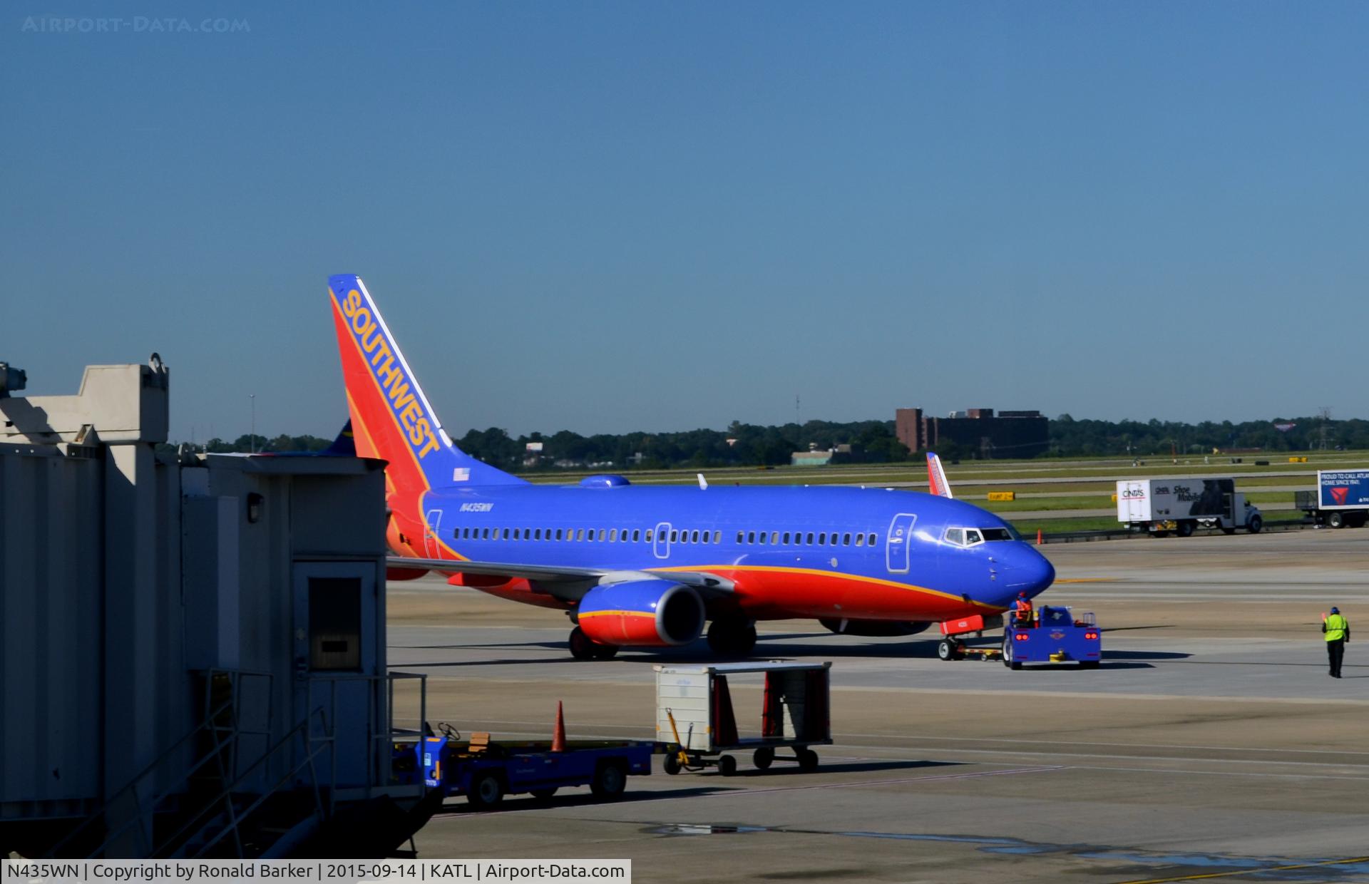 N435WN, 2003 Boeing 737-7H4 C/N 32455, Aircraft being towed Atlanta