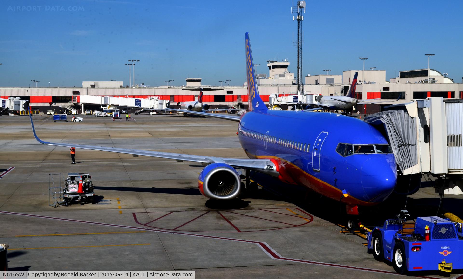 N616SW, 1995 Boeing 737-3H4 C/N 27699, At the gate Atlanta
