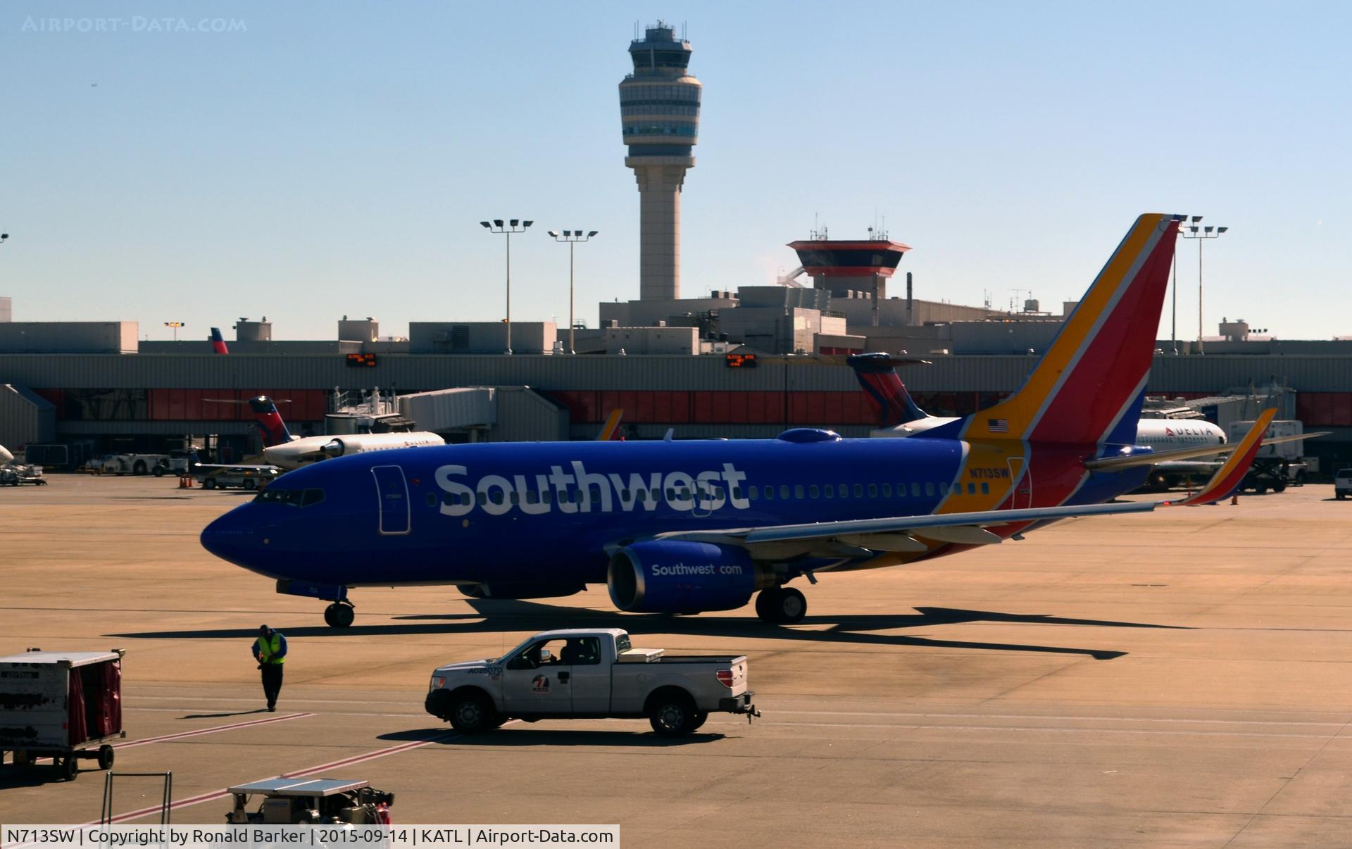 N713SW, 1998 Boeing 737-7H4 C/N 27847, Taxi Atlanta