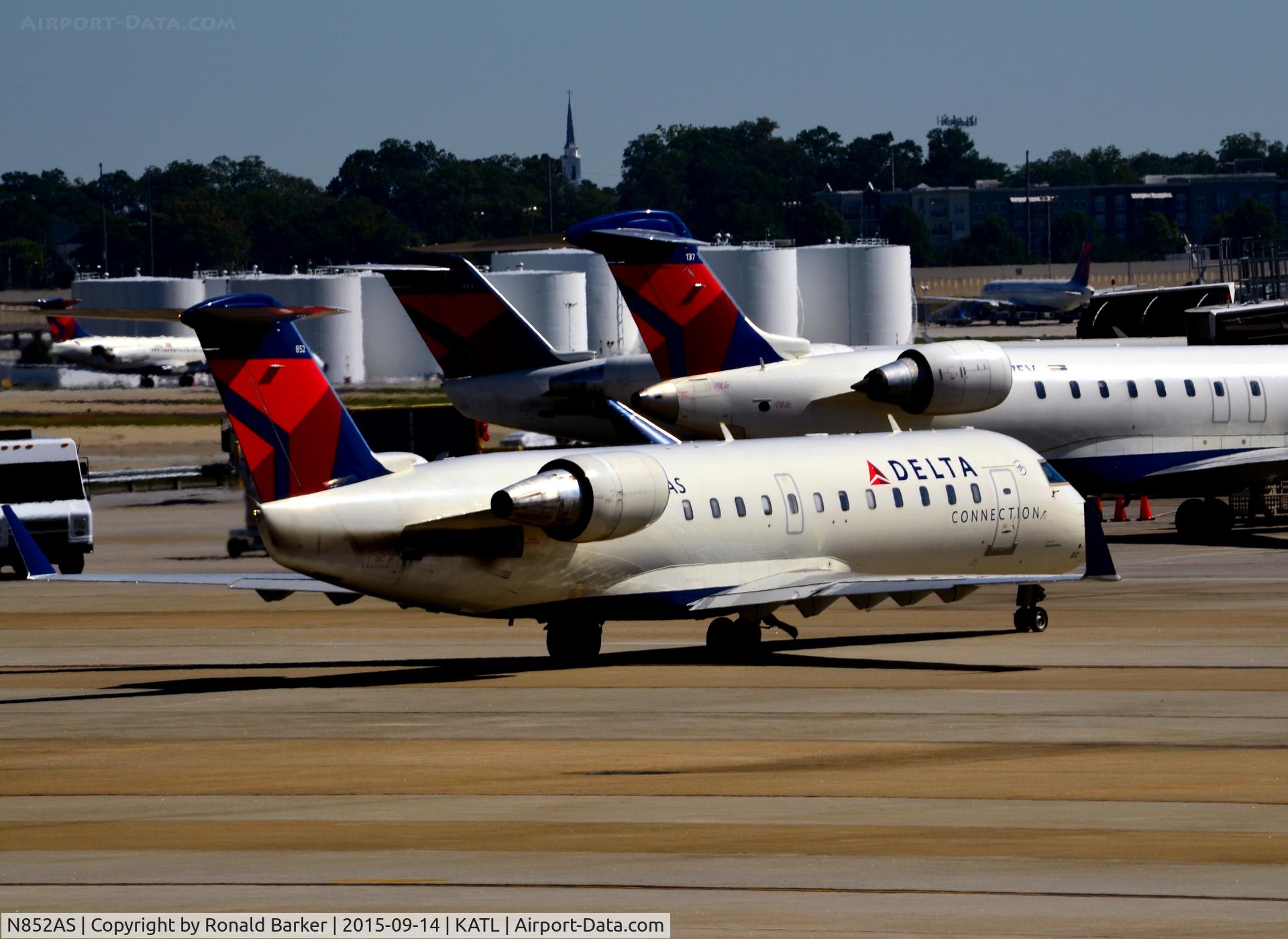 N852AS, 2000 Bombardier CRJ-200ER (CL-600-2B19) C/N 7369, Taxi Atlanta