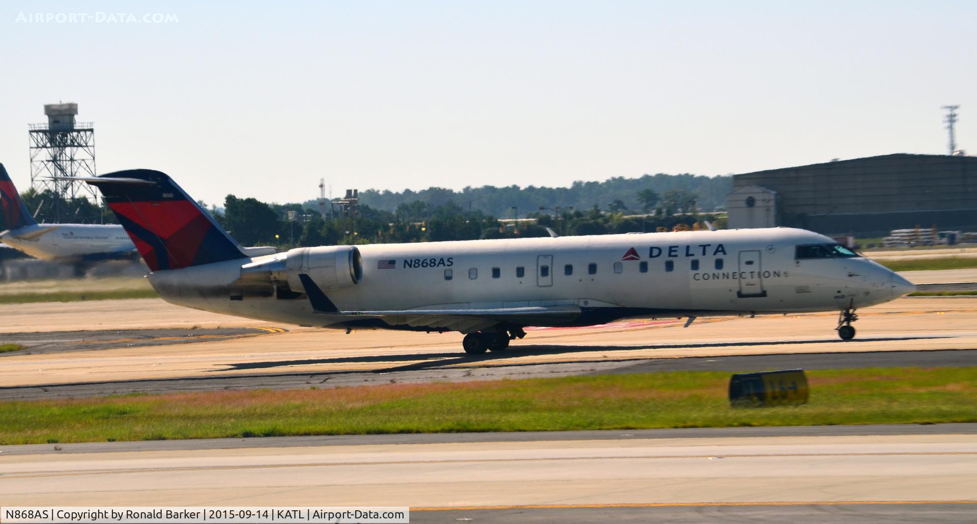 N868AS, 2001 Bombardier CRJ-200ER (CL-600-2B19) C/N 7474, Taxi Atlanta
