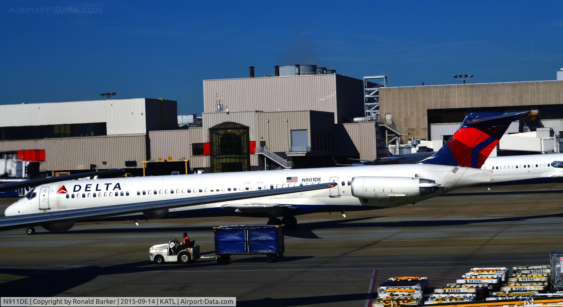 N911DE, 1992 McDonnell Douglas MD-88 C/N 49967, Taxi Atlanta