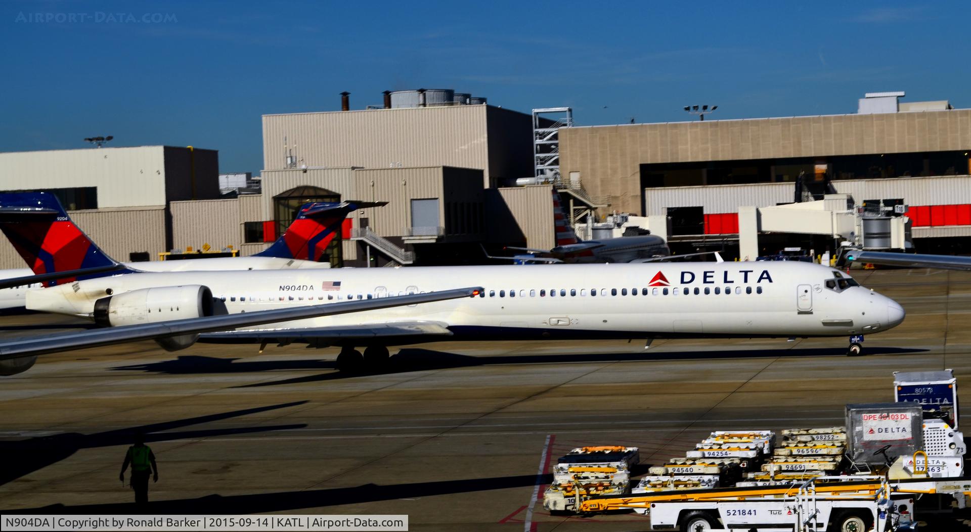 N904DA, 1995 McDonnell Douglas MD-90-30 C/N 53384, Taxi Atlanta