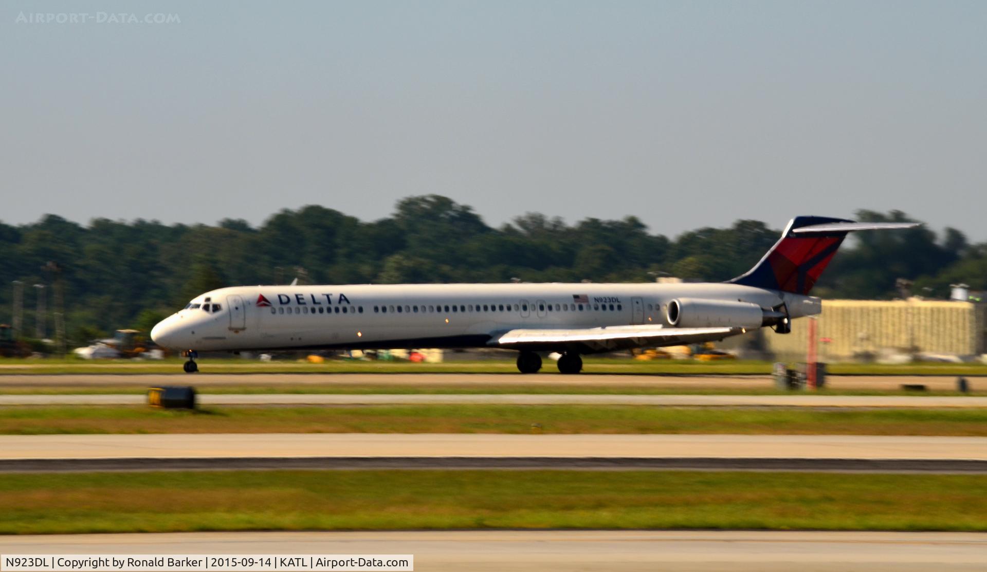 N923DL, 1988 McDonnell Douglas MD-88 C/N 49705, Landing Atlanta