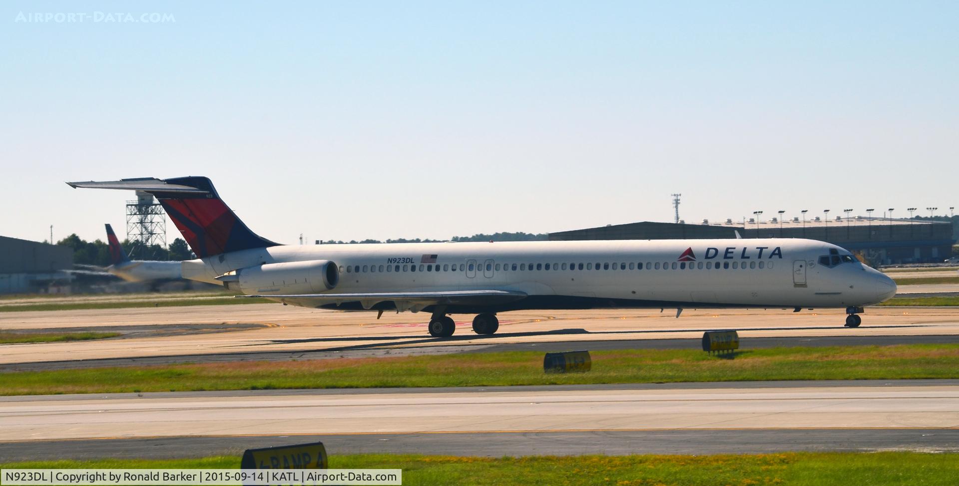 N923DL, 1988 McDonnell Douglas MD-88 C/N 49705, Taxi Atlanta