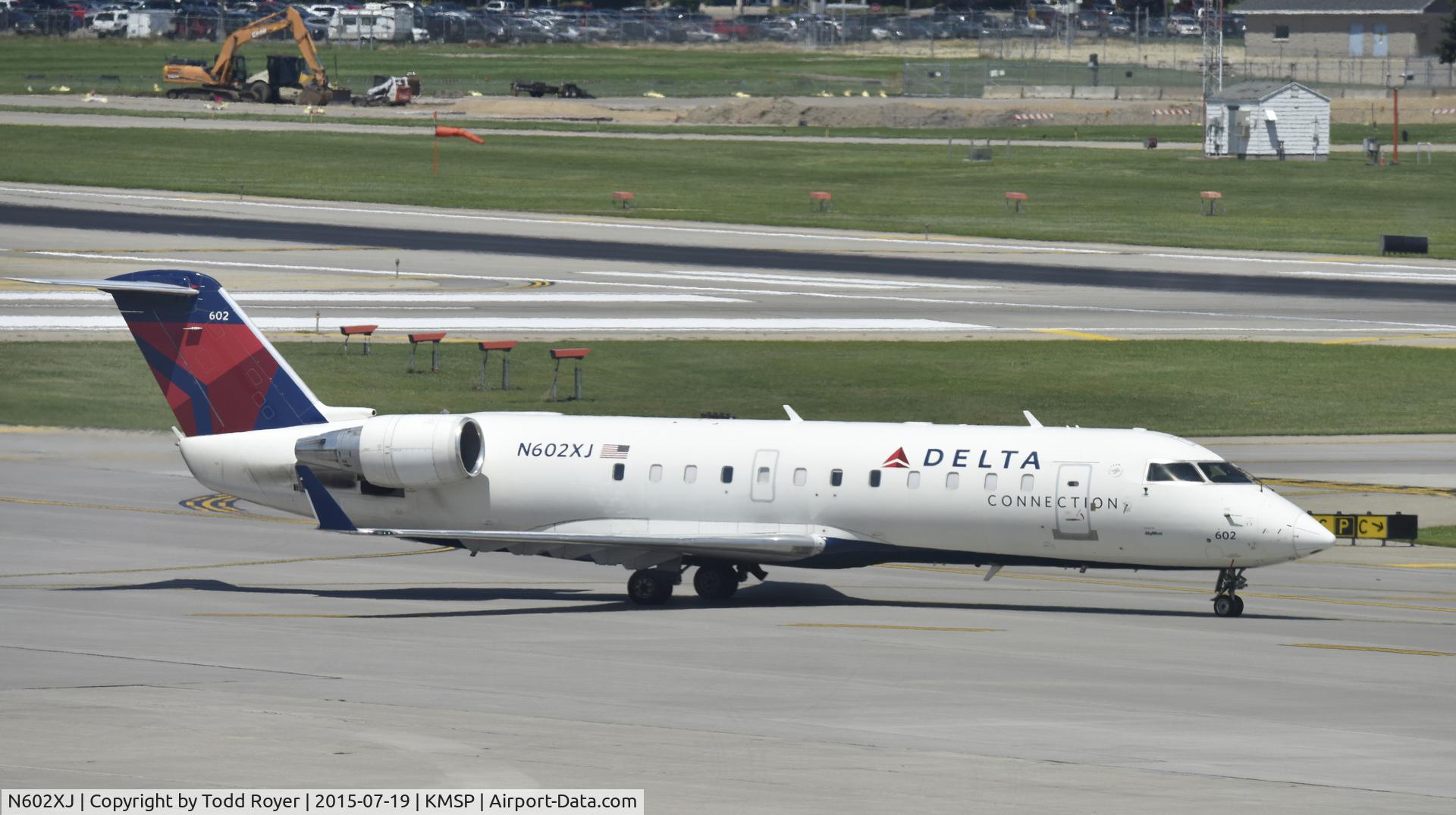 N602XJ, 2005 Bombardier CRJ-200ER (CL-600-2B19) C/N 8045, Taxiing at MSP