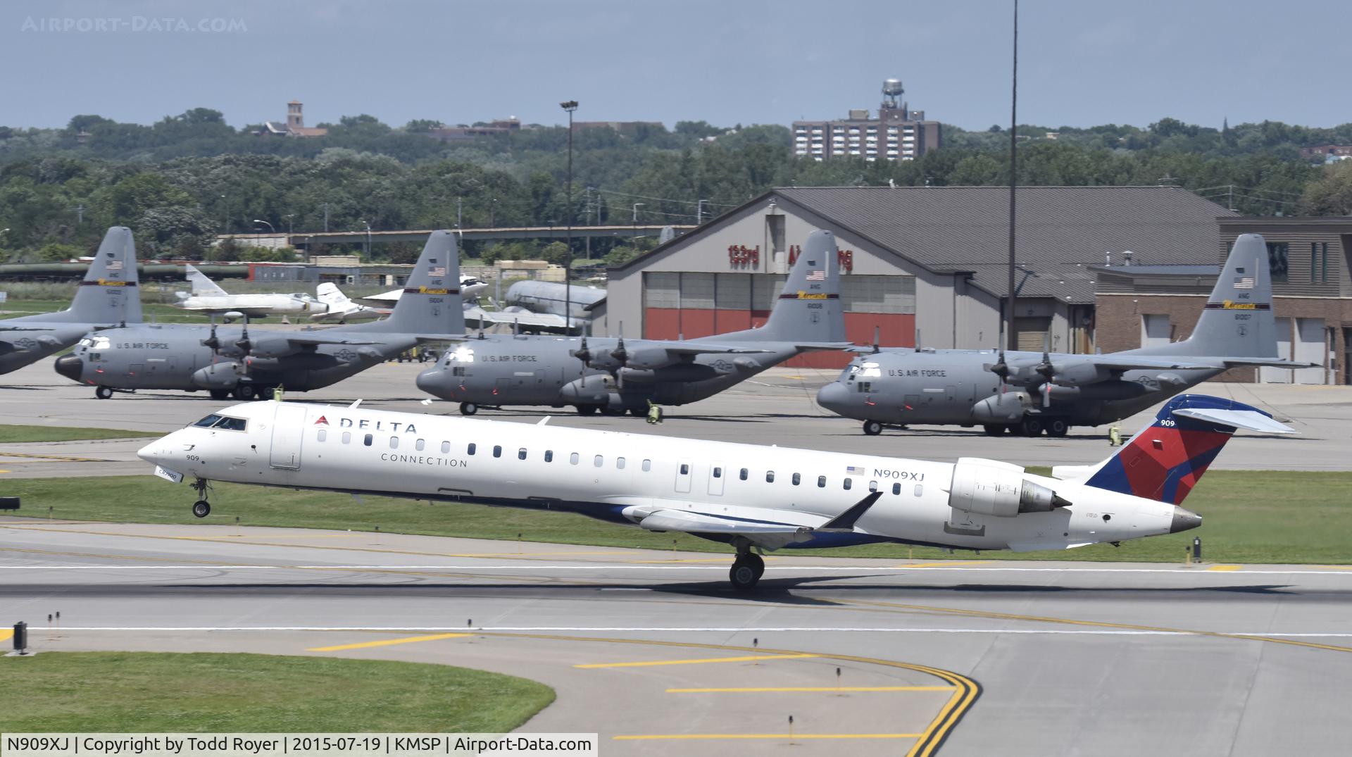 N909XJ, 2007 Bombardier CRJ-900ER (CL-600-2D24) C/N 15141, Departing MSP