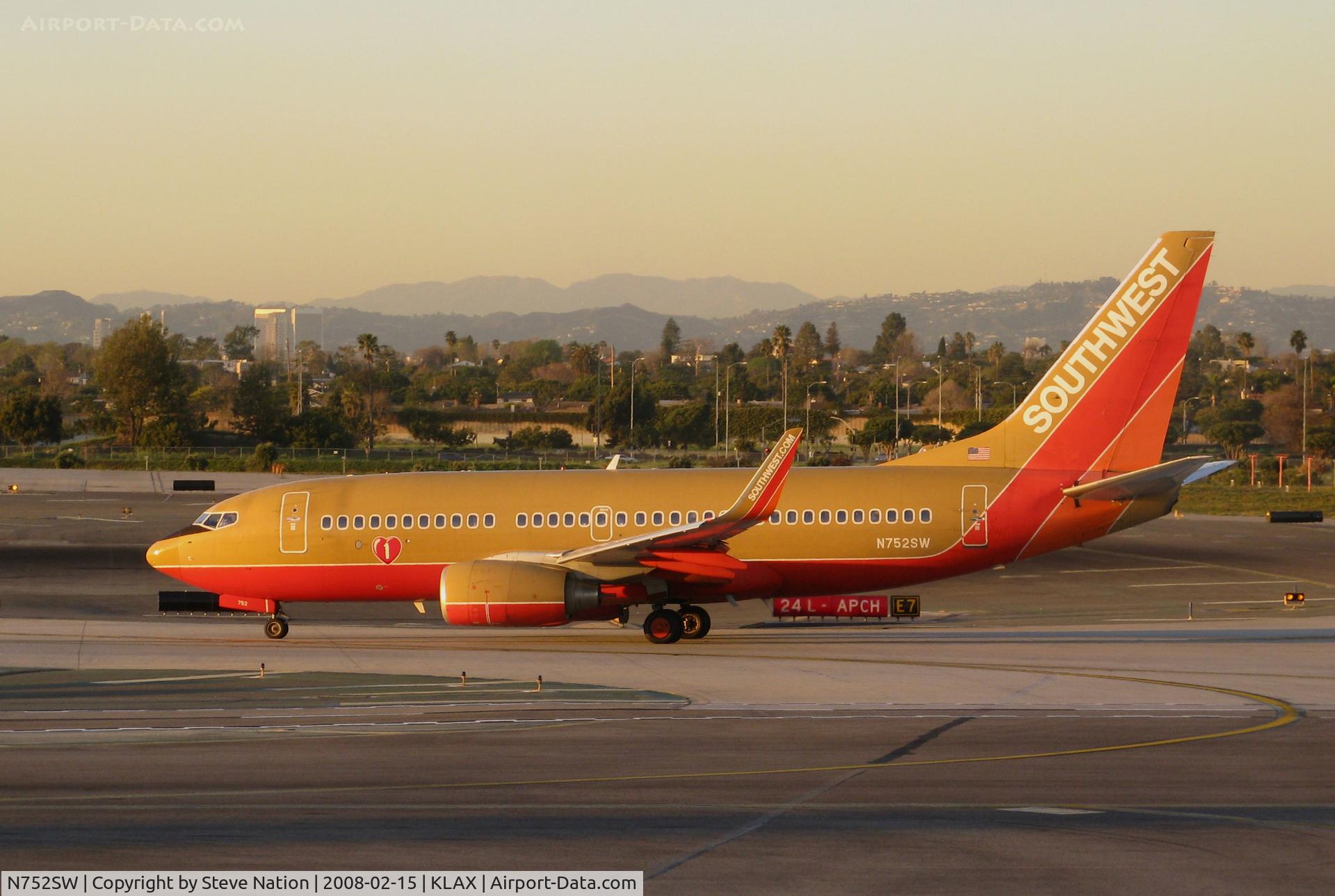 N752SW, 1999 Boeing 737-7H4 C/N 29804, Southwest 1999 737-7H4 in old colors lined up for takeoff @ Los Angeles International Airport, CA