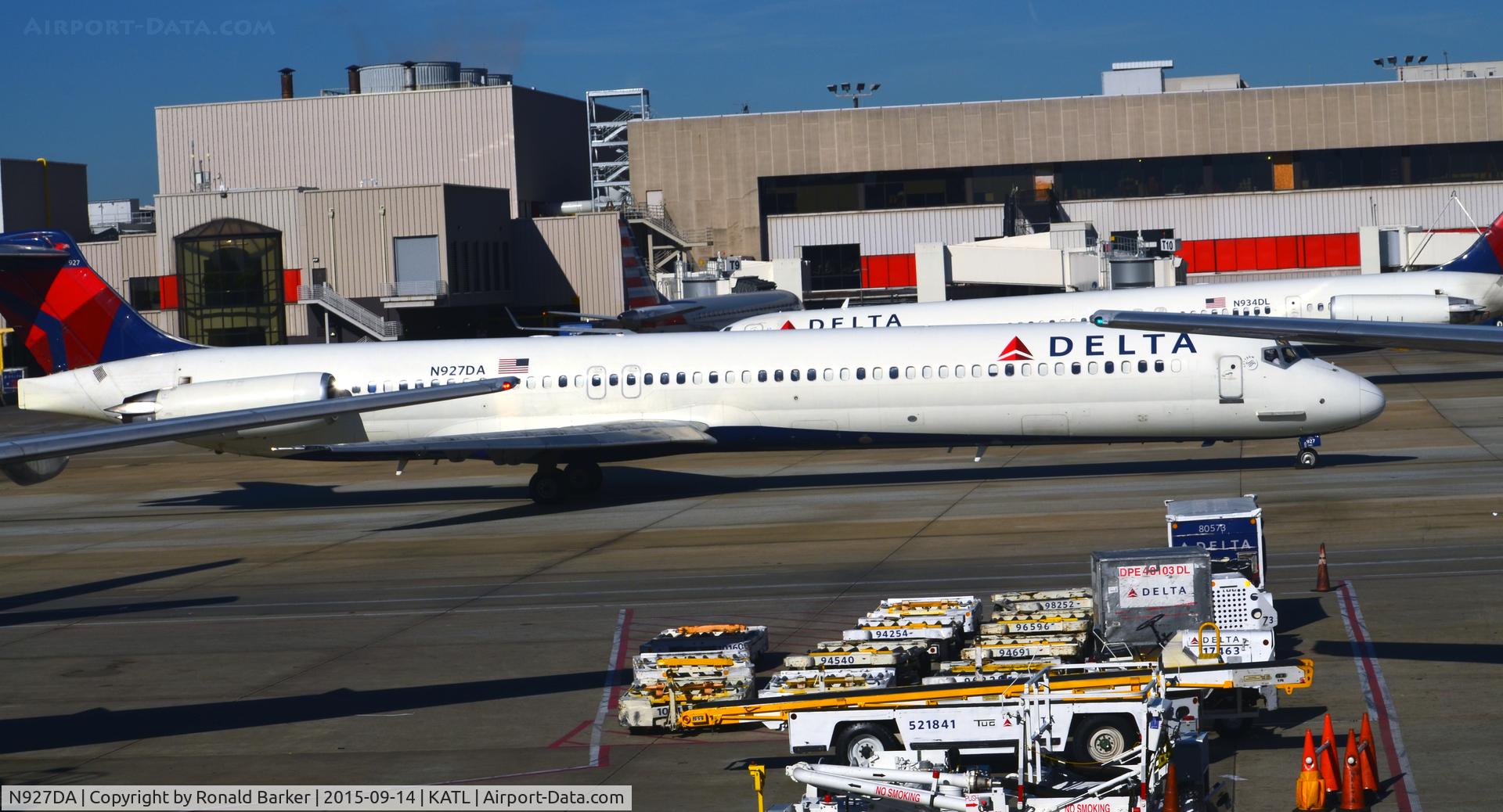 N927DA, 1988 McDonnell Douglas MD-88 C/N 49714, Taxi Atlanta
