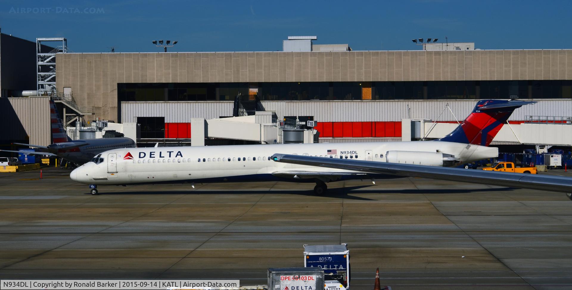 N934DL, 1989 McDonnell Douglas MD-88 C/N 49721, Taxi Atlanta