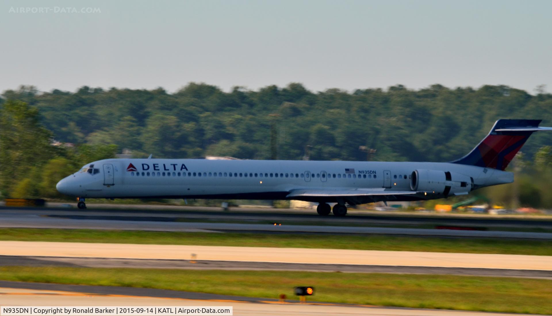 N935DN, 1996 McDonnell Douglas MD-90-30 C/N 53460, Landing Atlanta