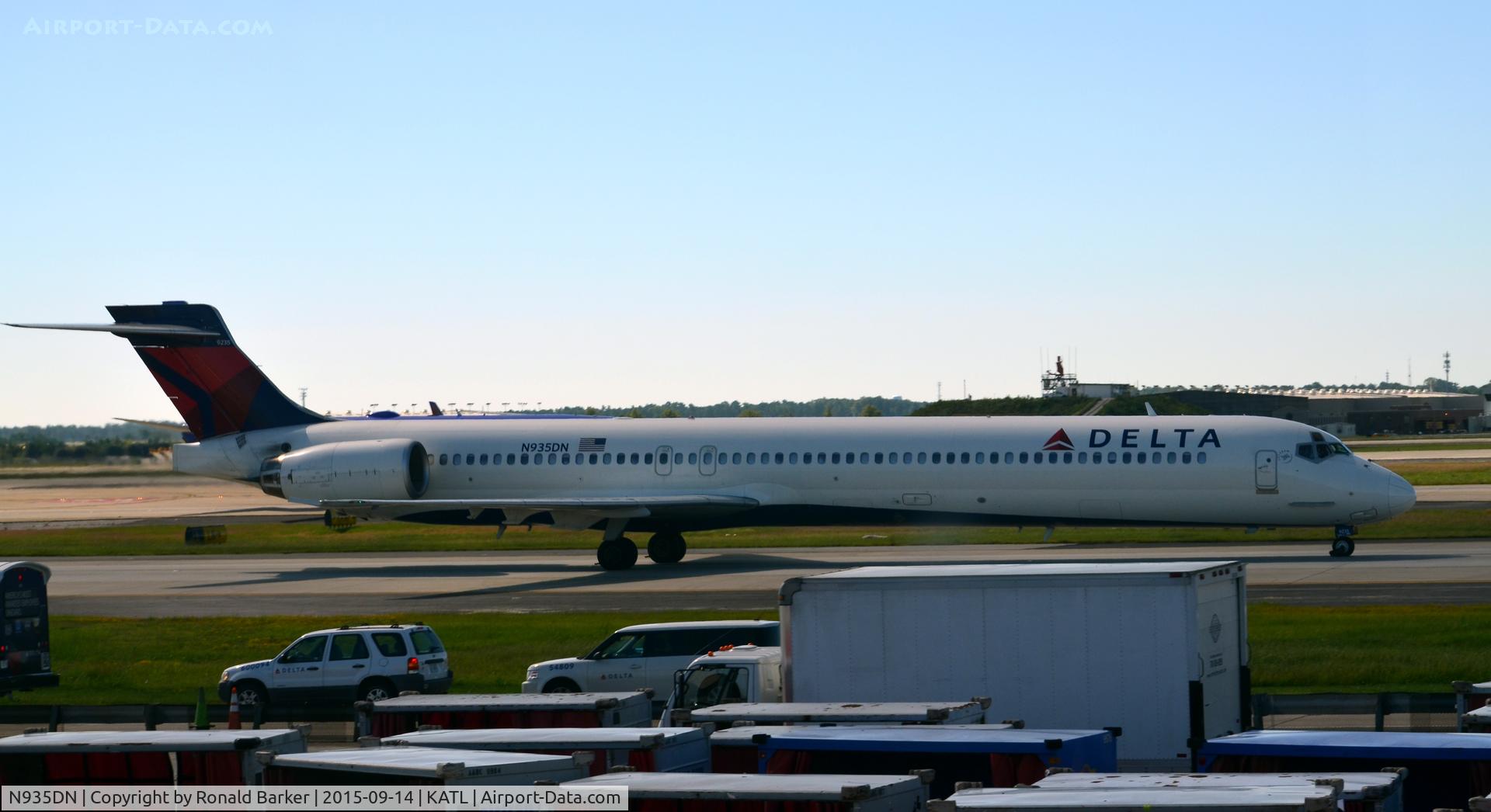 N935DN, 1996 McDonnell Douglas MD-90-30 C/N 53460, Taxi Atlanta