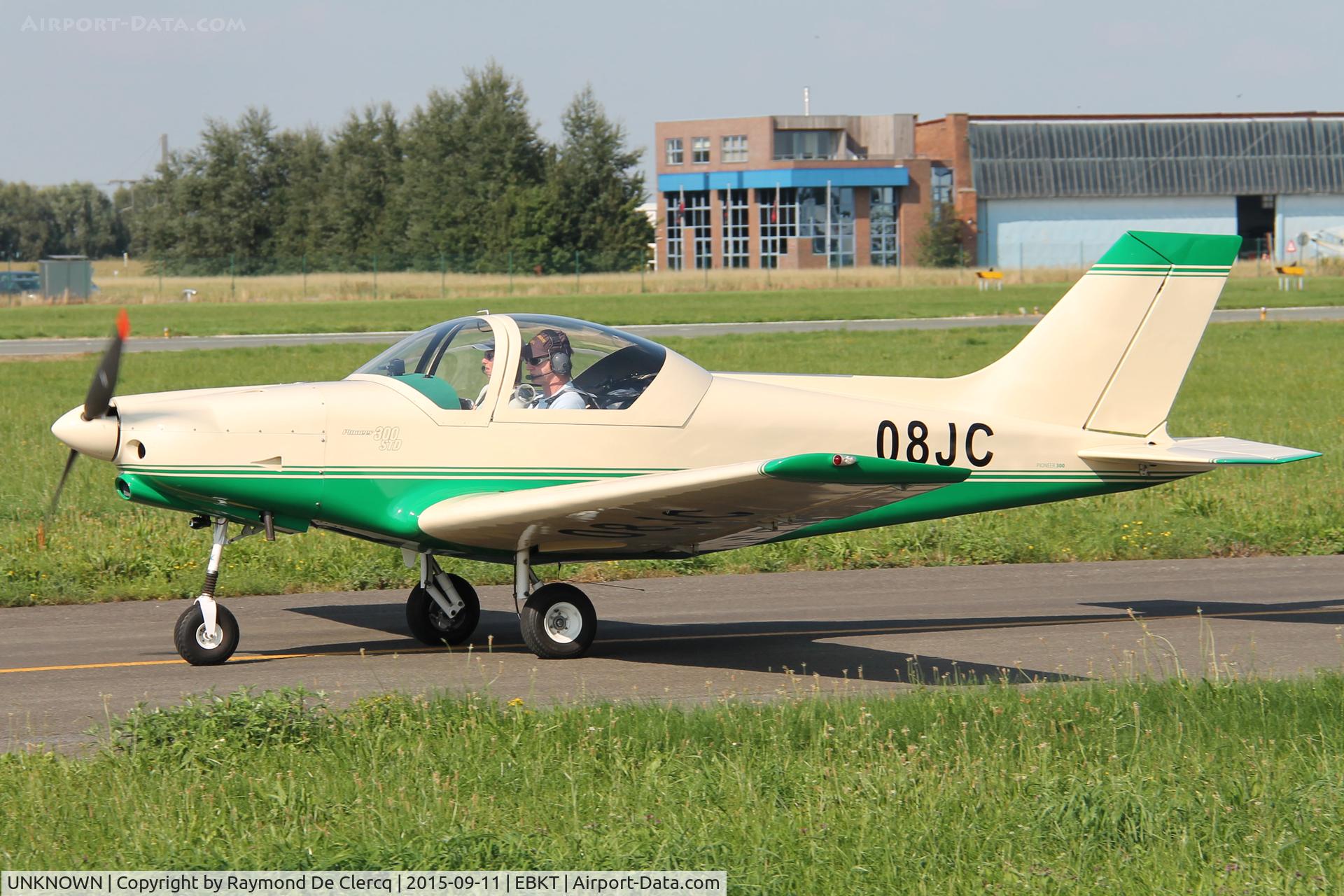 UNKNOWN, Unknown Unknown C/N Unknown, Taxiing to rwy.