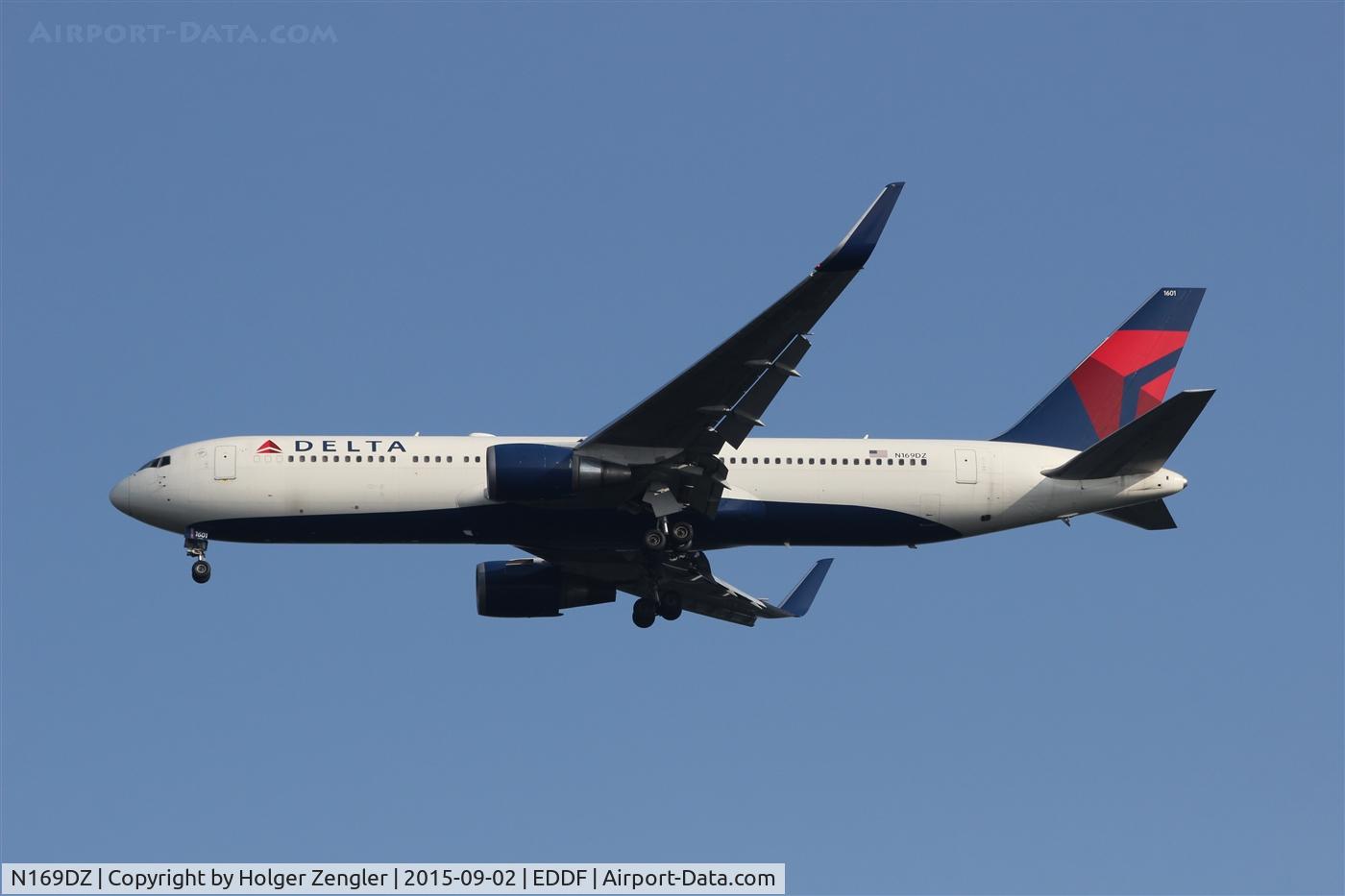 N169DZ, 1998 Boeing 767-332 C/N 29689, Inbound traffic for rwy 25R....