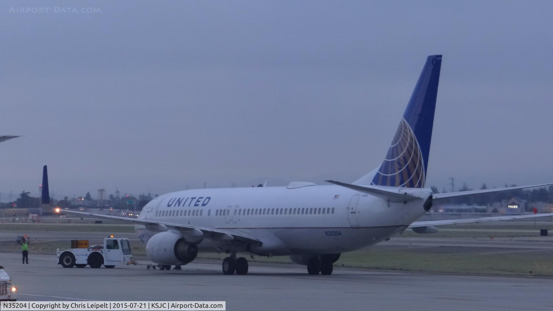 N35204, 2000 Boeing 737-824 C/N 30576, United Airlines 2000 Boeing 737-800 taxing out for an early morning departure at San Jose International Airport, San Jose, CA.