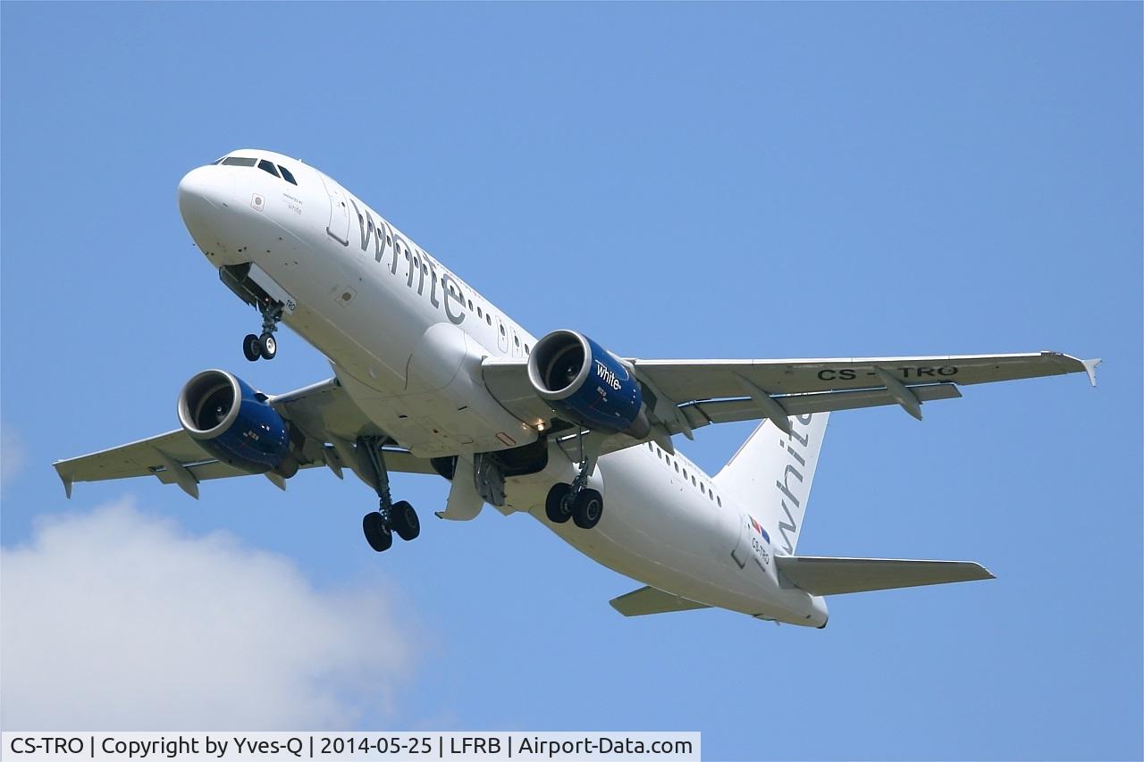 CS-TRO, 1995 Airbus A320-214 C/N 548, Airbus A320-214, Take off rwy 25L, Brest-Bretagne airport (LFRB-BES)