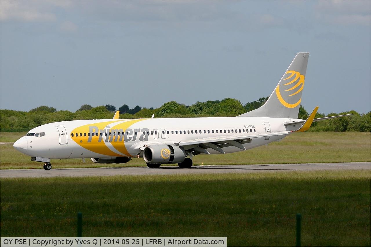 OY-PSE, 2000 Boeing 737-809 C/N 30664, Boeing 737-809, Reverse thrust landing Rwy 25L, Brest-Bretagne Airport (LFRB-BES)