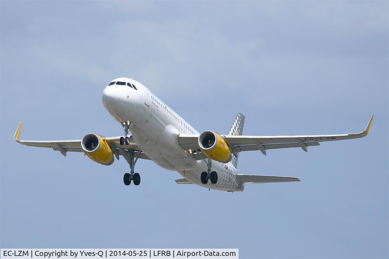 EC-LZM, 2013 Airbus A320-232 C/N 5877, Airbus A320-232, Take-off rwy 25L, Brest-Bretagne airport (LFRB-BES)