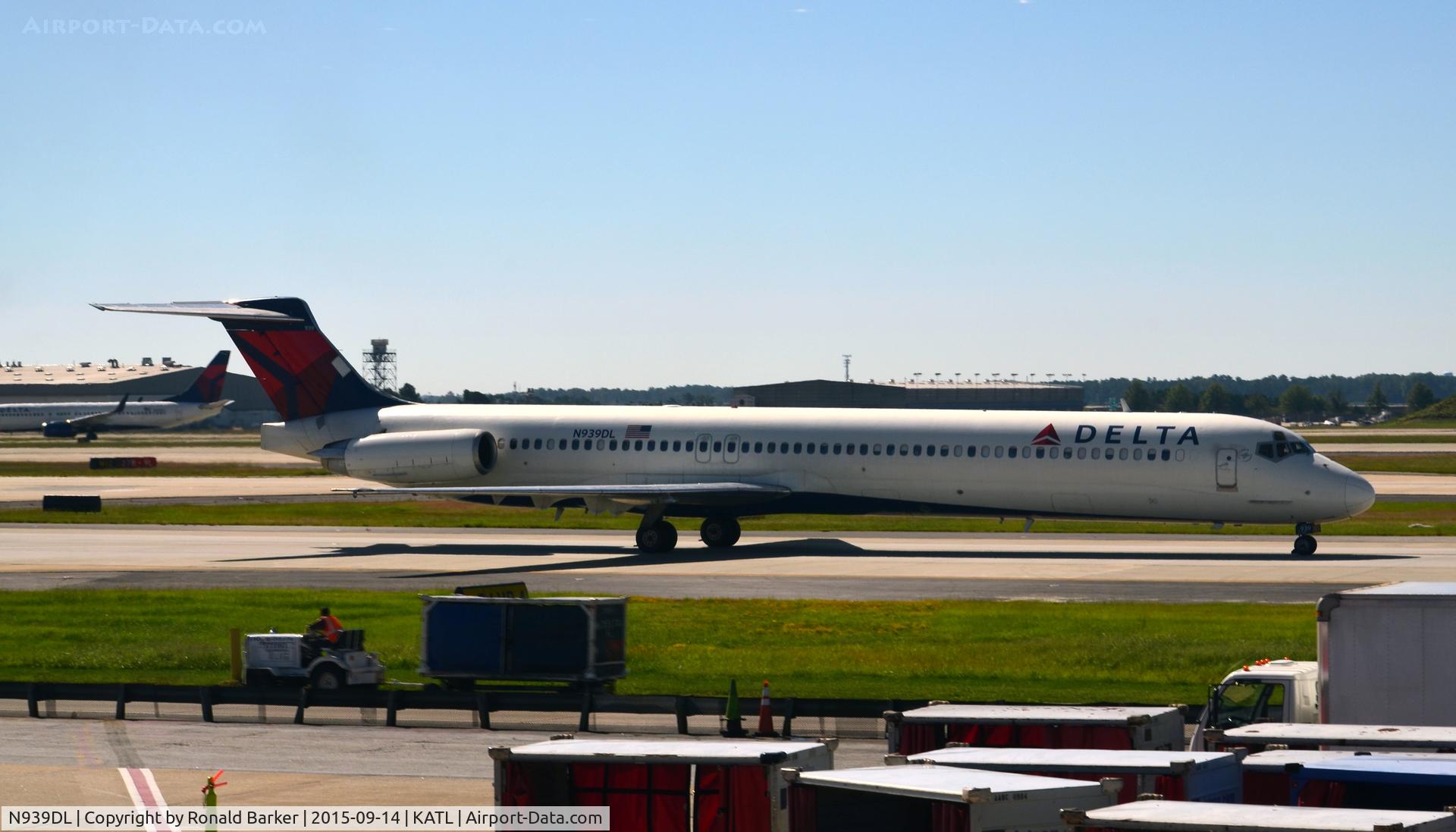 N939DL, 1989 McDonnell Douglas MD-88 C/N 49812, Taxi to park Atlanta