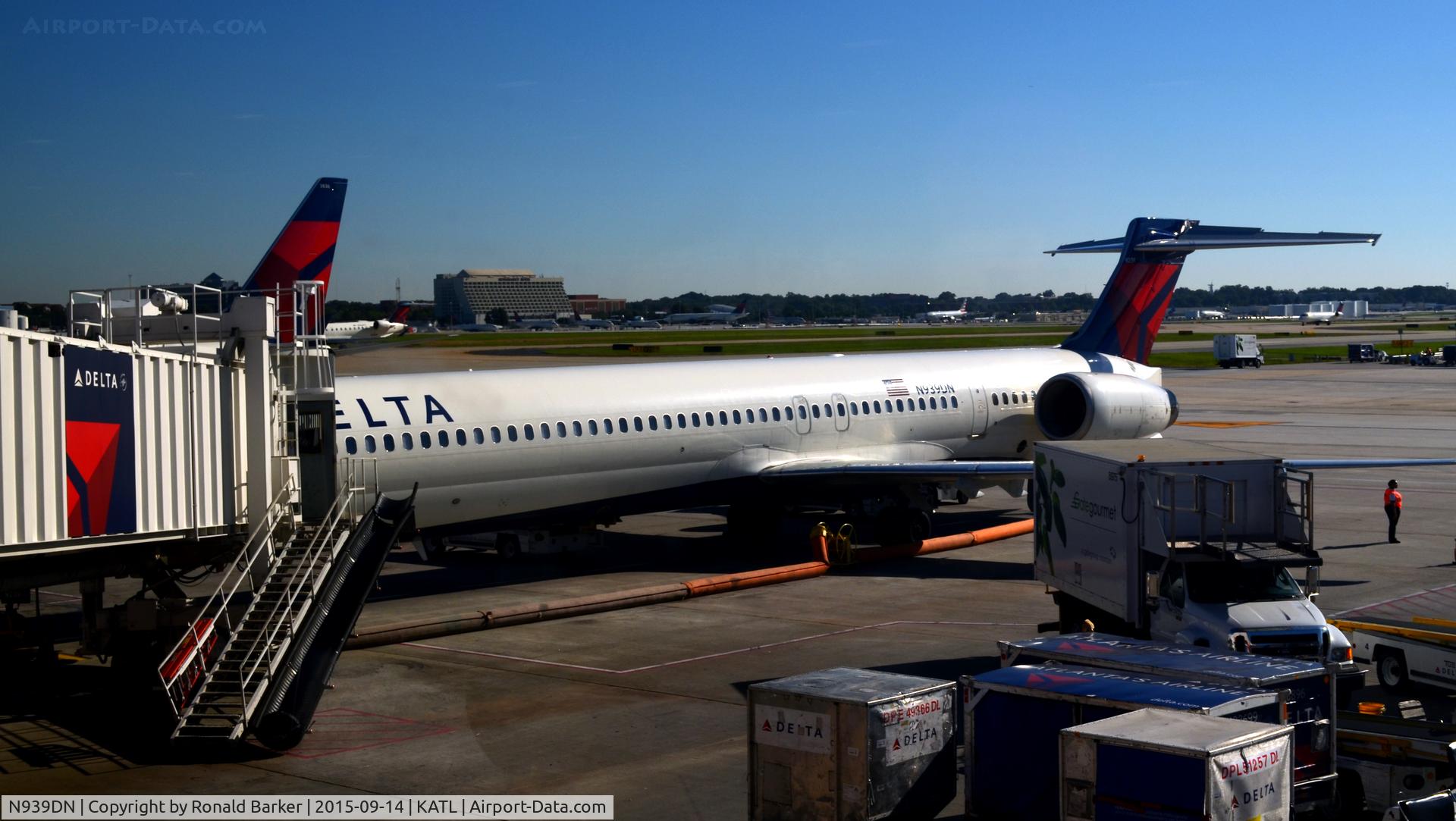 N939DN, 1996 McDonnell Douglas MD-90-30 C/N 53356, At the gate Atlanta