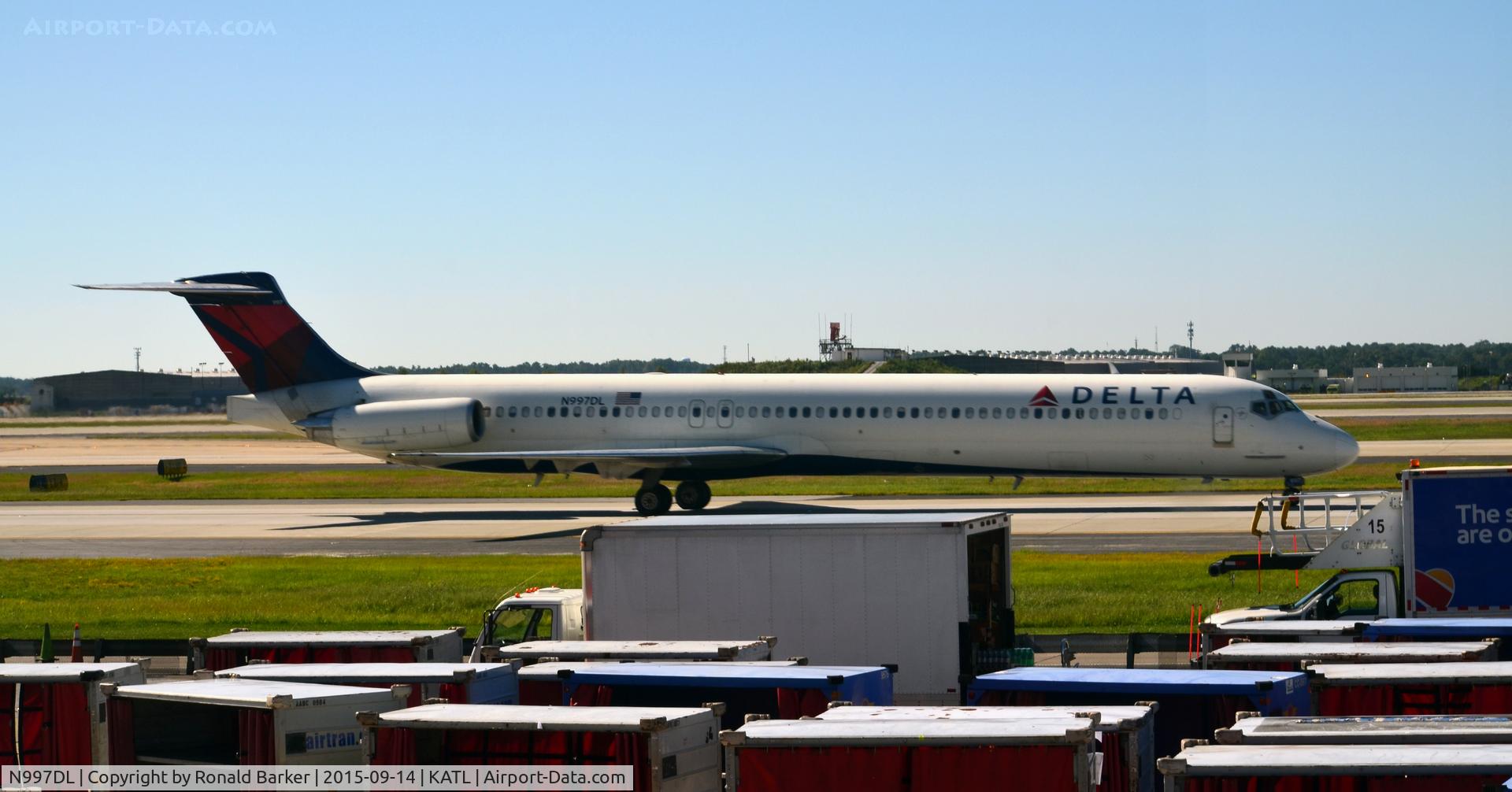 N997DL, 1992 McDonnell Douglas MD-88 C/N 53364, Taxi to park Atlanta
