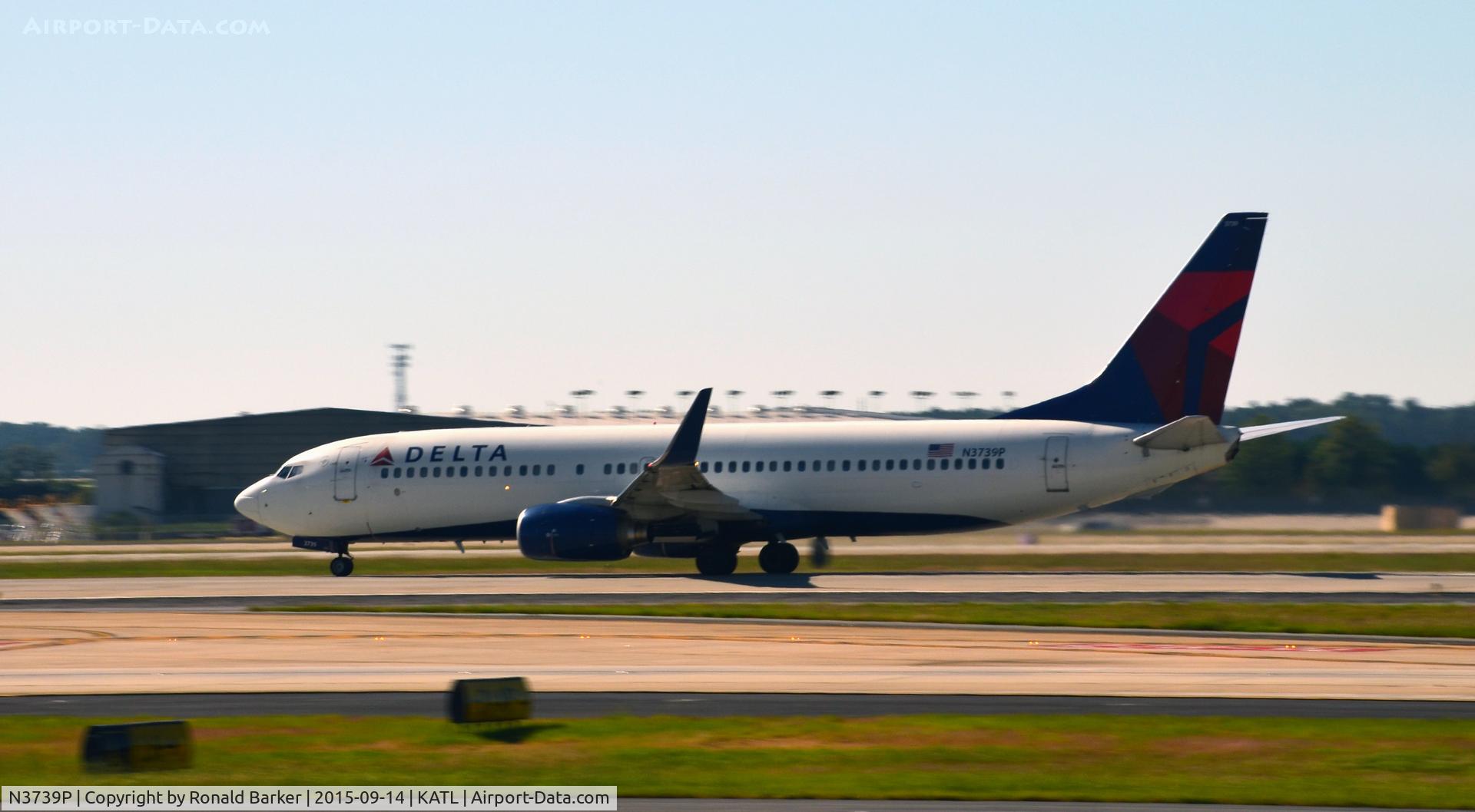 N3739P, 2000 Boeing 737-832 C/N 30541, Taxi Atlanta