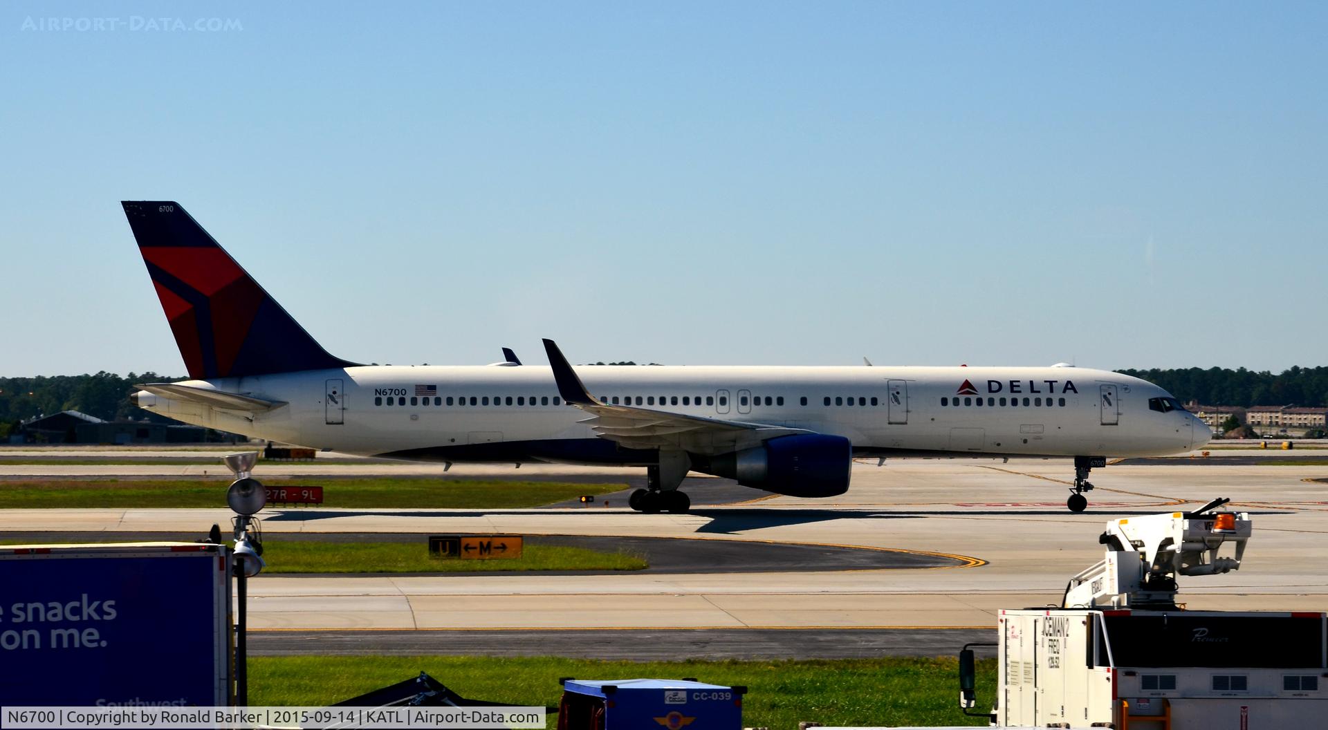 N6700, 1999 Boeing 757-232 C/N 30337, Taxi to park Atlanta