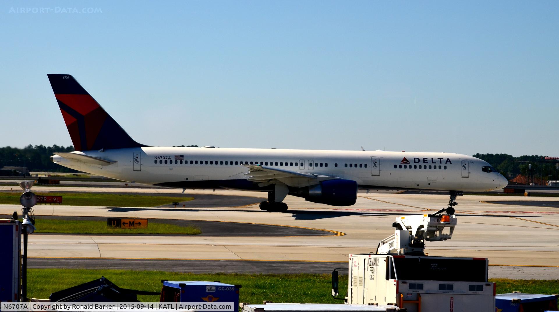 N6707A, 2000 Boeing 757-232 C/N 30395, Taxi for takeoff Atlanta