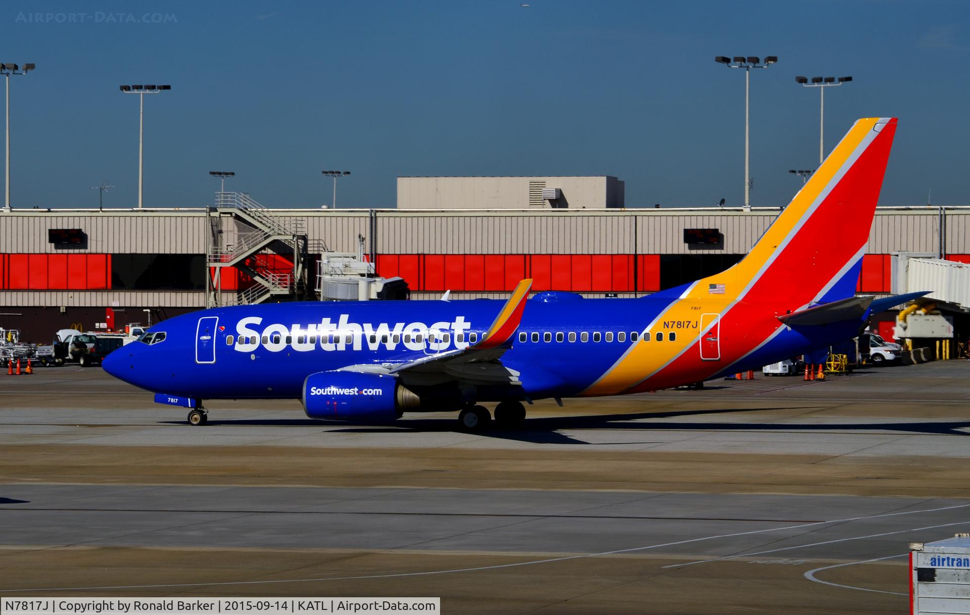 N7817J, 2000 Boeing 737-7L9 C/N 28013, Taxi Atlanta